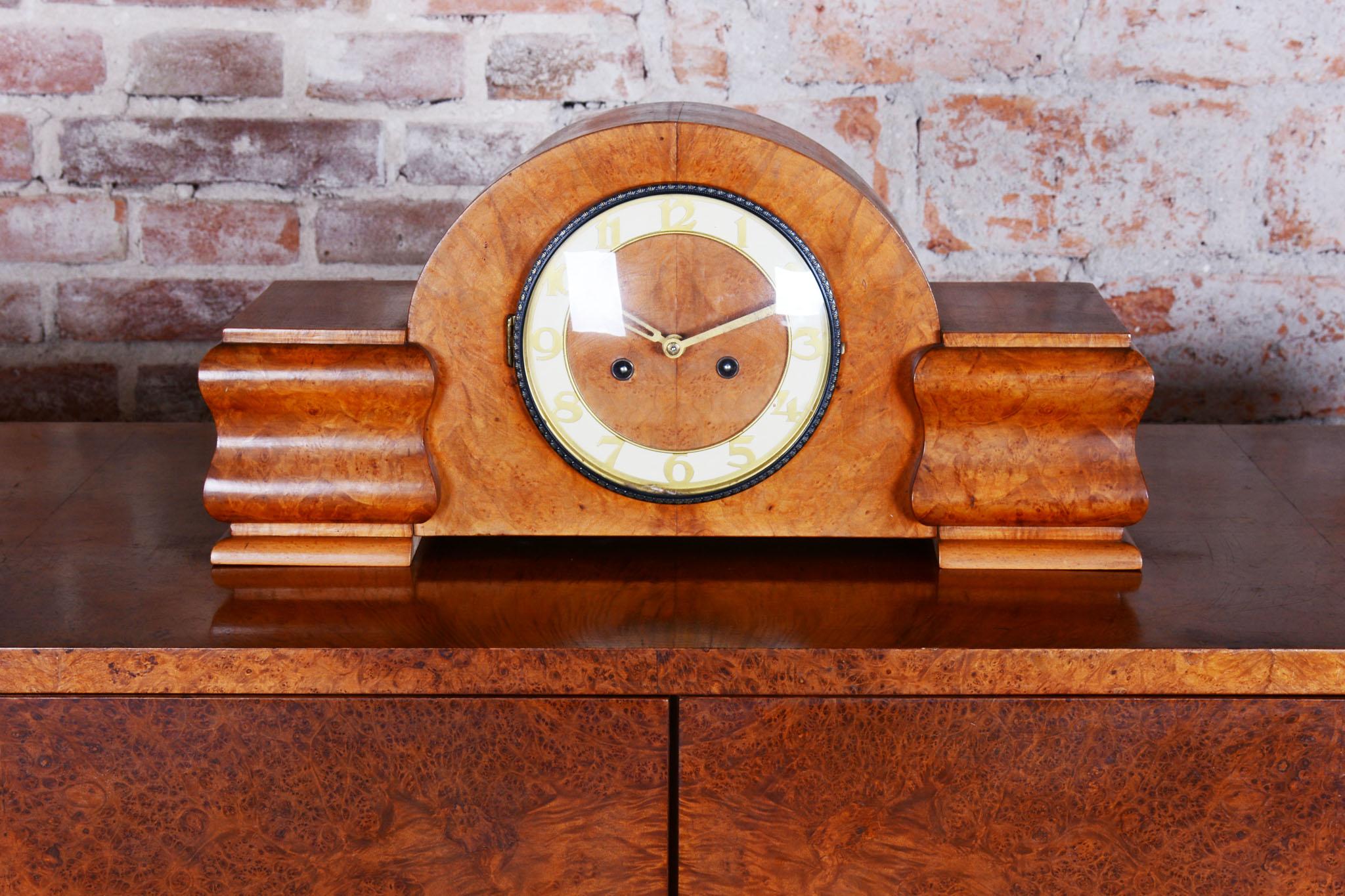 Ripristinato  Orologio da tavolo Art Deco, realizzato da UP Závody, Mogano, Repubblica Ceca, anni '20 In condizioni buone in vendita a Brandys nad Labem, Středočeský kraj
