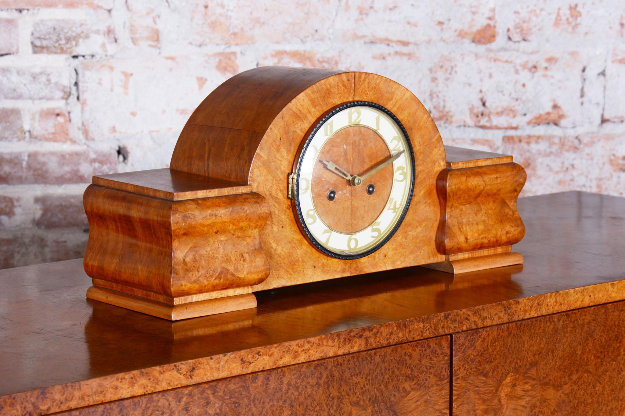 XX secolo Ripristinato  Orologio da tavolo Art Deco, realizzato da UP Závody, Mogano, Repubblica Ceca, anni '20 in vendita
