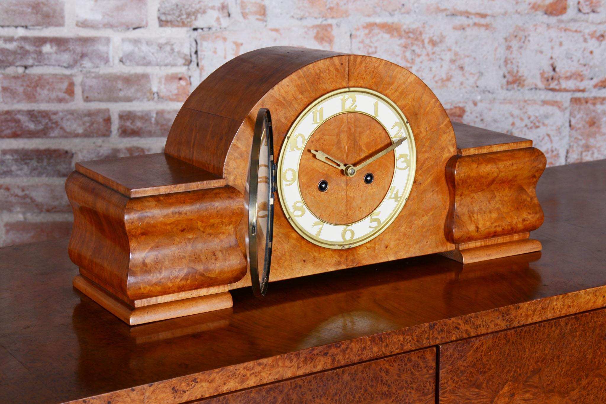 Ripristinato  Orologio da tavolo Art Deco, realizzato da UP Závody, Mogano, Repubblica Ceca, anni '20 in vendita 1