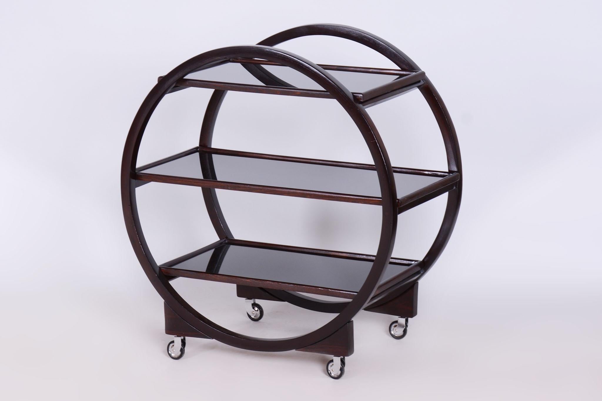 Questo elegante carrello da portata in stile Art Déco risale agli inizi del XX secolo ed è stato realizzato in Cecoslovacchia dalla rinomata azienda Thonet di Bystřice pod Hostýnem. La struttura in Oak vanta una stabilità e una lucidatura originale