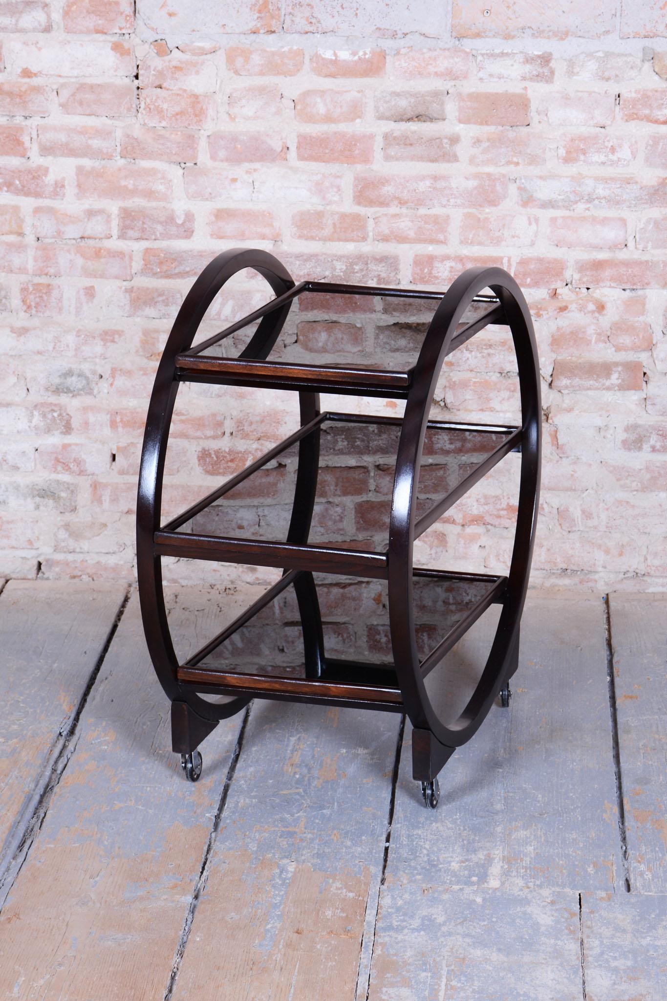 Carrello Art Deco restaurato, di Thonet, Oak, vetro nero, ceco, anni '30 In condizioni buone in vendita a Brandys nad Labem, Středočeský kraj