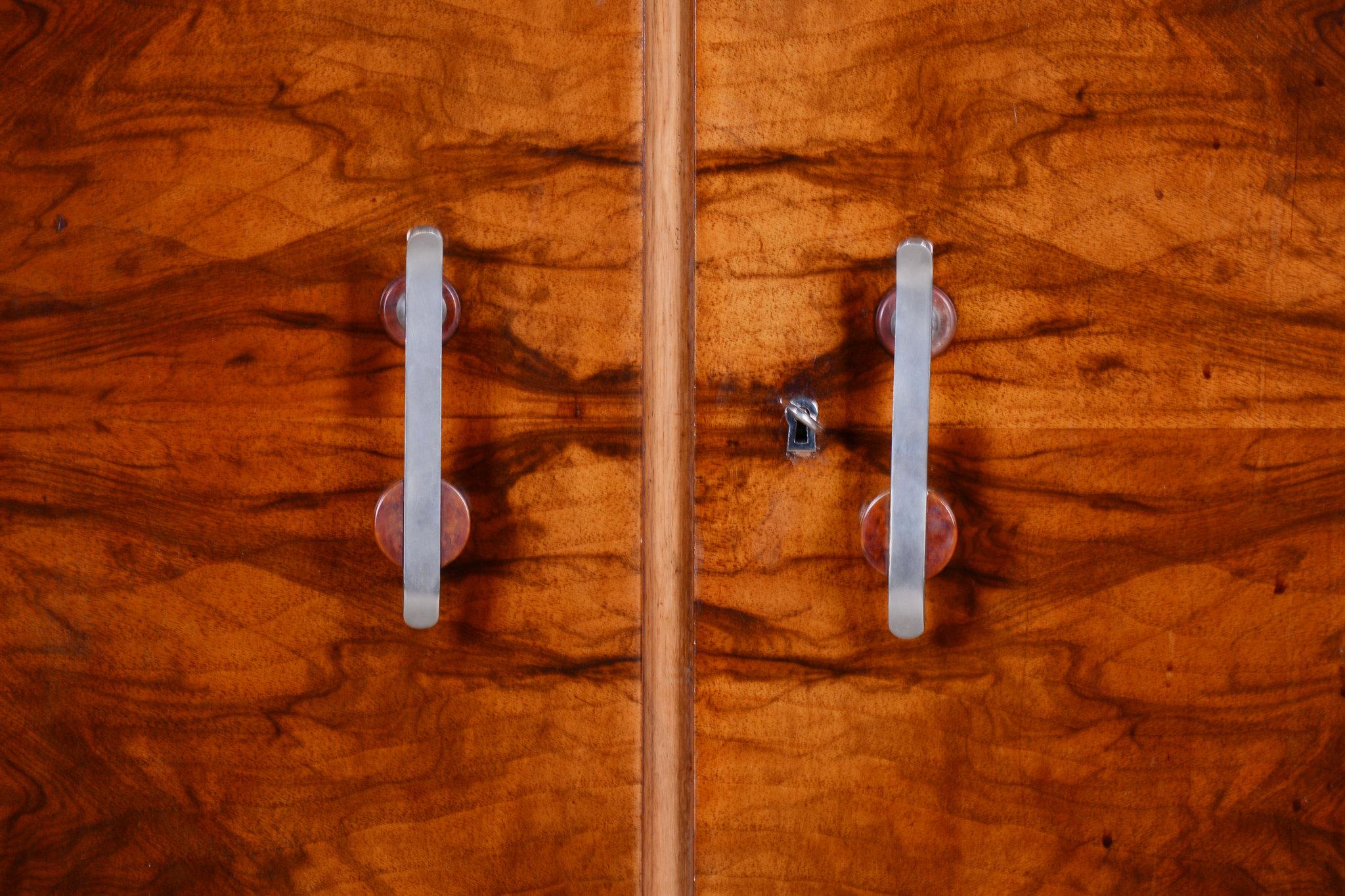 Restored Art Deco Wardrobe, by J. Halabala, UP Zavody, Walnut, Czech, 1920s In Good Condition In Brandys nad Labem, Středočeský kraj