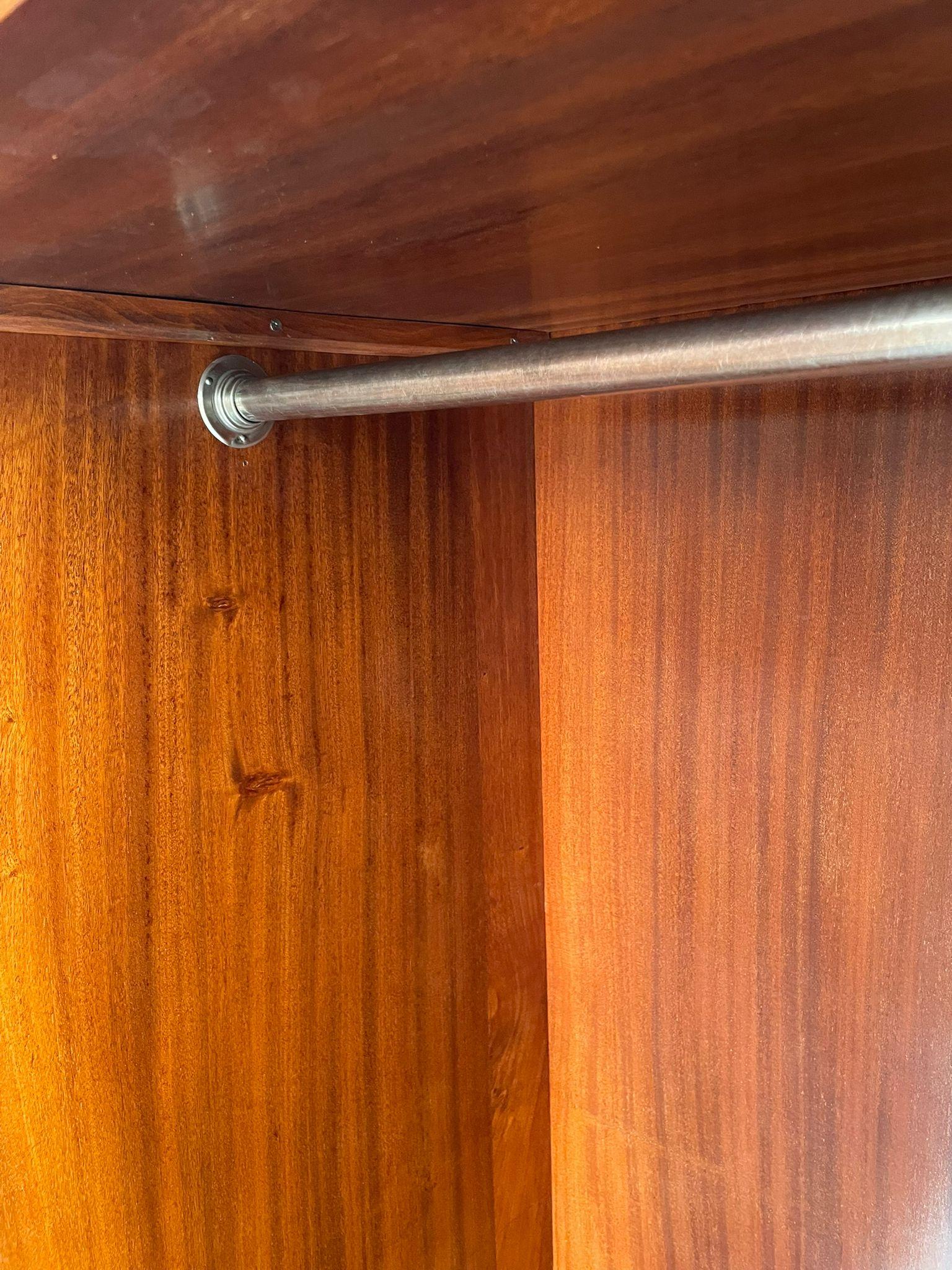 Armadio Art Deco restaurato con appendiabiti, impiallacciato in noce, Cecoslovacchia-1930 in vendita 6