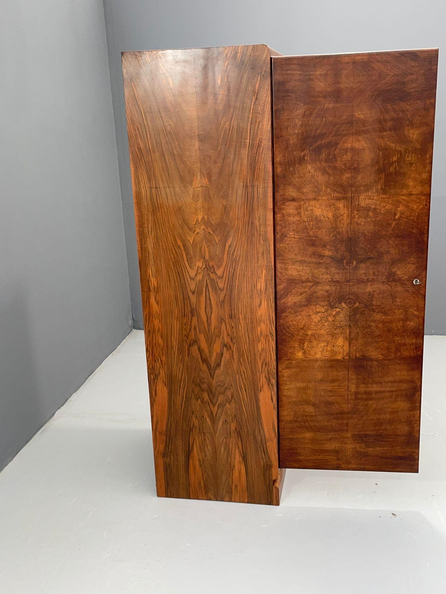 Legno Armadio Art Deco restaurato con appendiabiti, impiallacciato in noce, Cecoslovacchia-1930 in vendita