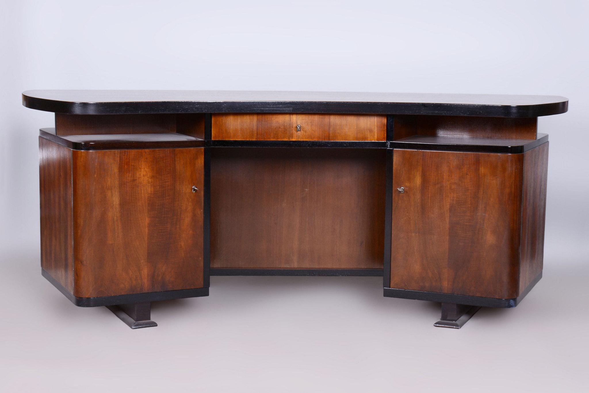 Restaurierter Art-Déco-Schreibtisch von J. Divíšek, poliert, Nussbaum, Tschechien, 1930er Jahre (Art déco) im Angebot