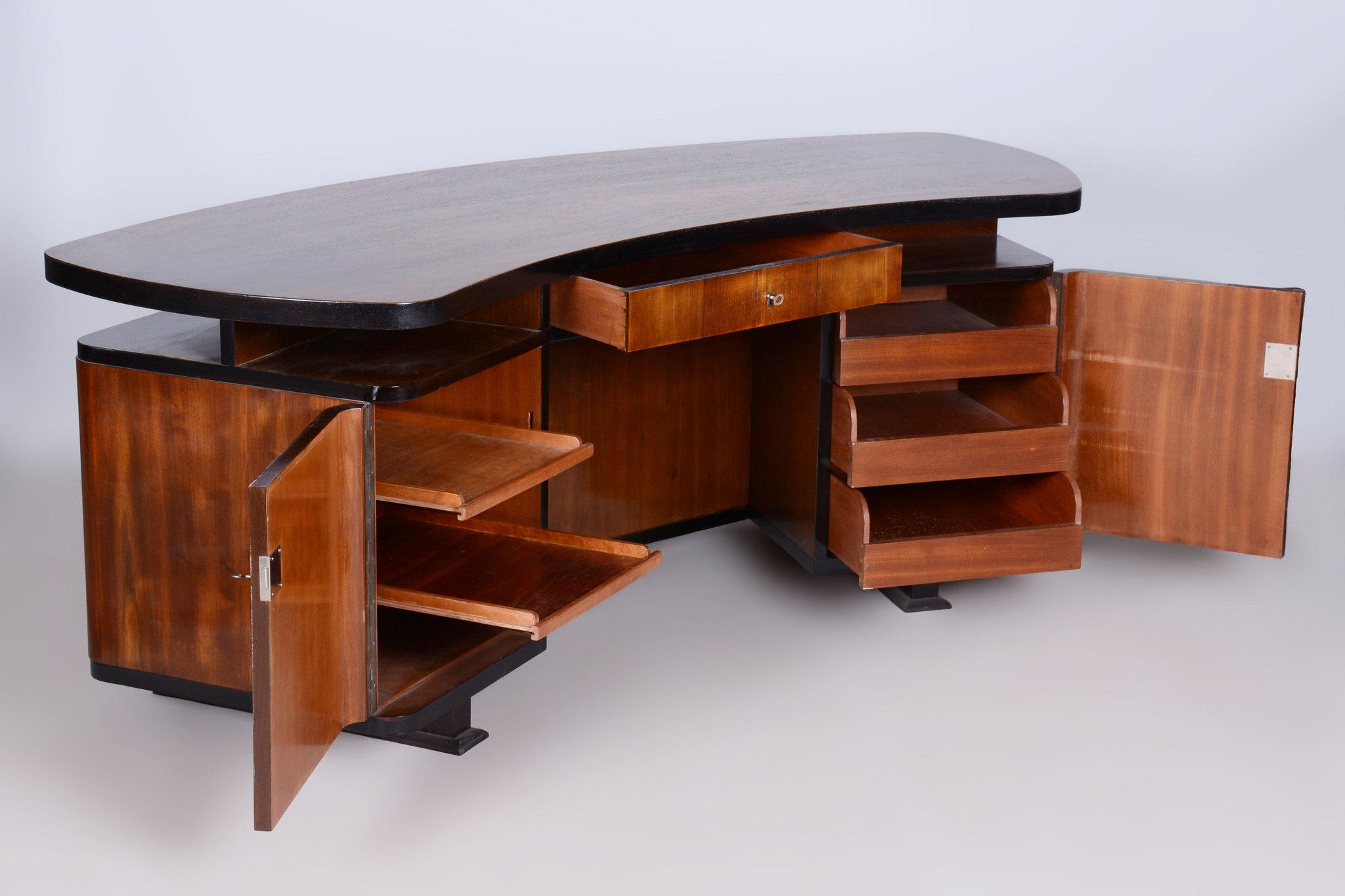 Restaurierter Art-Déco-Schreibtisch von J. Divíšek, poliert, Nussbaum, Tschechien, 1930er Jahre im Zustand „Gut“ im Angebot in Brandys nad Labem, Středočeský kraj