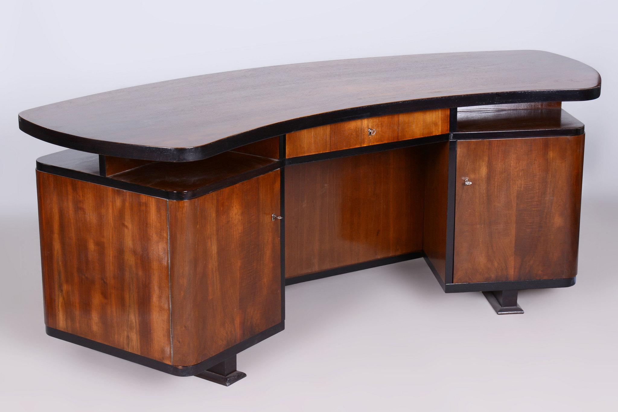 Restaurierter Art-Déco-Schreibtisch von J. Divíšek, poliert, Nussbaum, Tschechien, 1930er Jahre (Lack) im Angebot