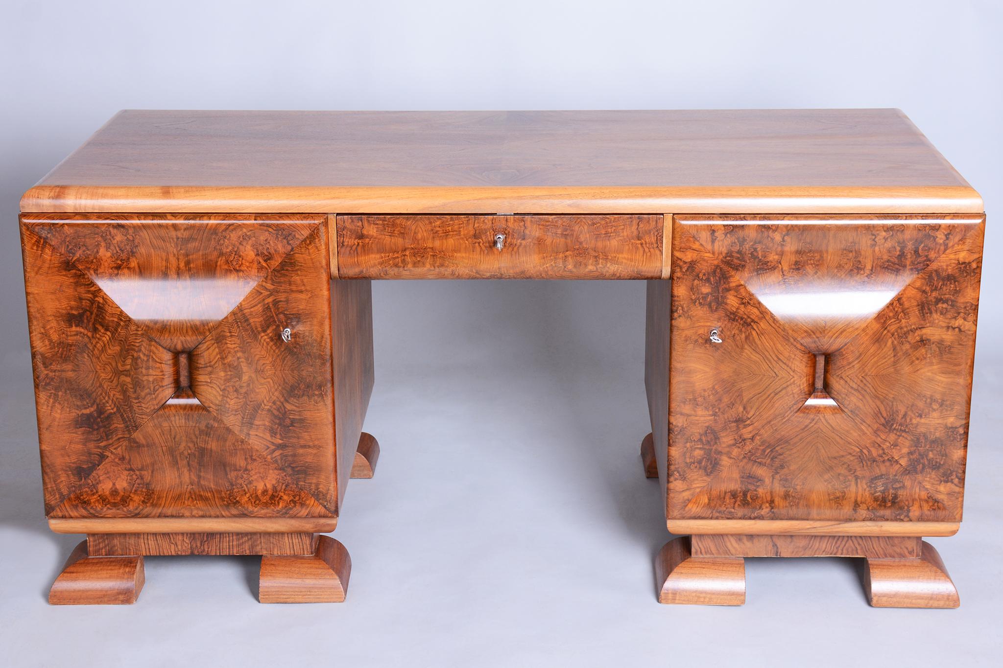Desk dimensions:
Height: 78 cm (30.7 in)
Width: 160 cm (63 in)
Depth: 77 cm (30.3 in)

Space for legs:
Height: 60 cm (23.6 in)
Width: 57 cm (22.4 in)

This elegant Art Deco desk, dating from the first half of the 20th century, originates from