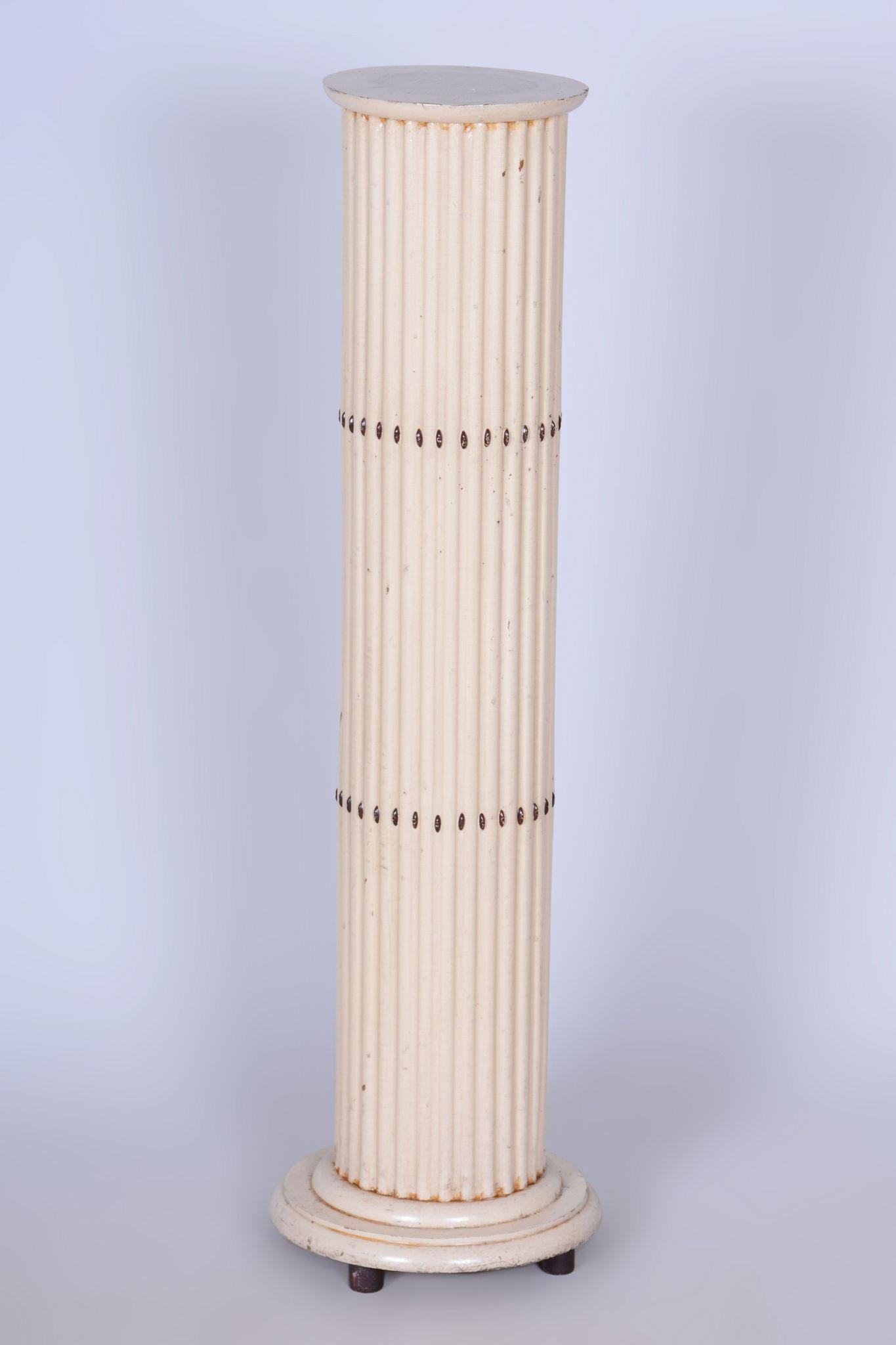 Diese Sockelsäule weist Elemente des Art déco und der Sezession auf und stammt aus dem Österreich des frühen 20. Jahrhunderts. Es wurde von dem renommierten Architekten Hans Günther Reinstein entworfen.

Die Säule ist aus Buche und Fichte gefertigt
