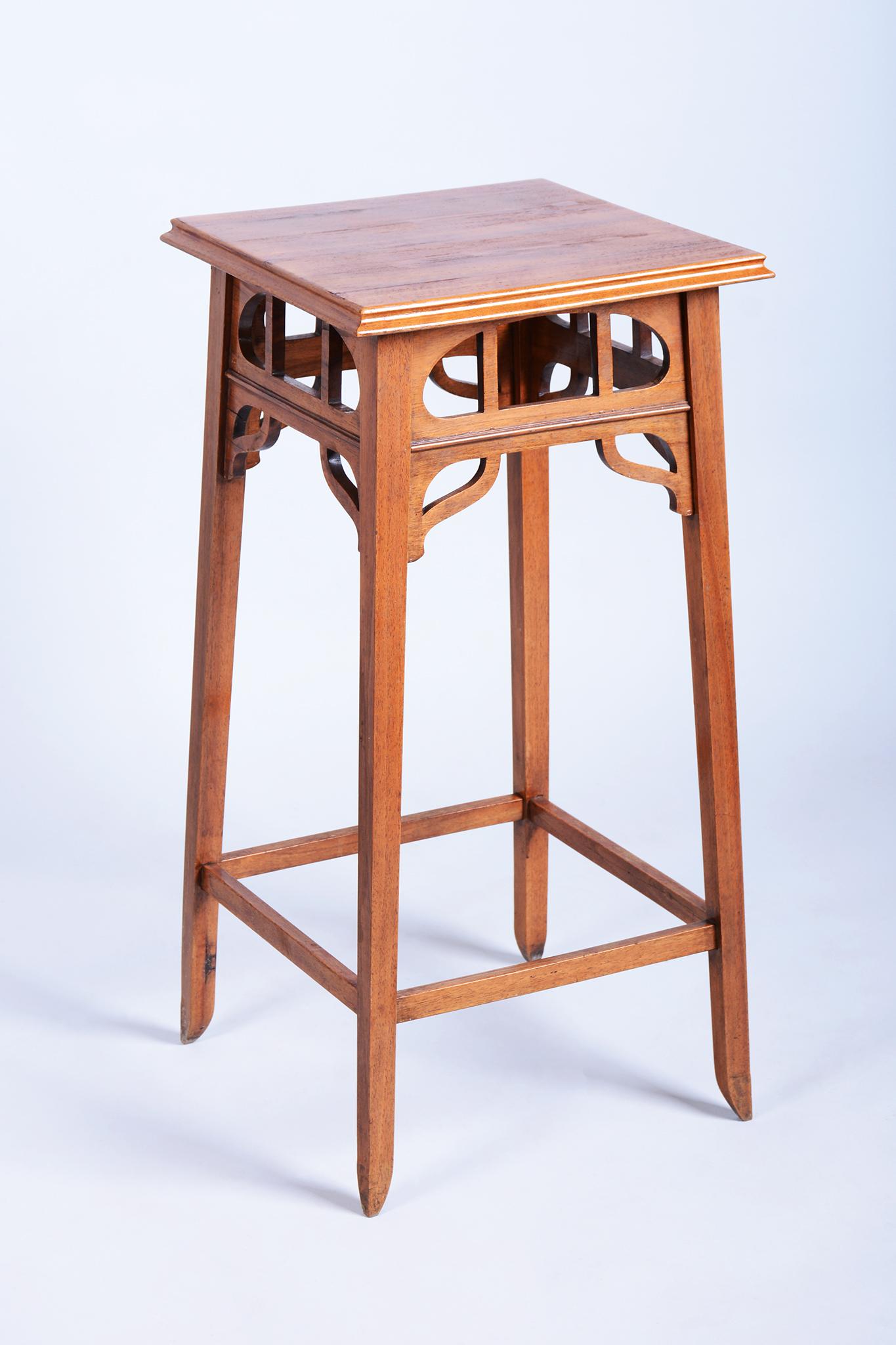 Dieser elegante Jugendstilsockel stammt aus Bohemia aus dem frühen 20. Jahrhundert. Er ist aus massivem Walnussholz und Furnier gefertigt, was ihm ein reiches und anspruchsvolles Aussehen mit schöner Holzmaserung verleiht.

Der Sockel wurde einer