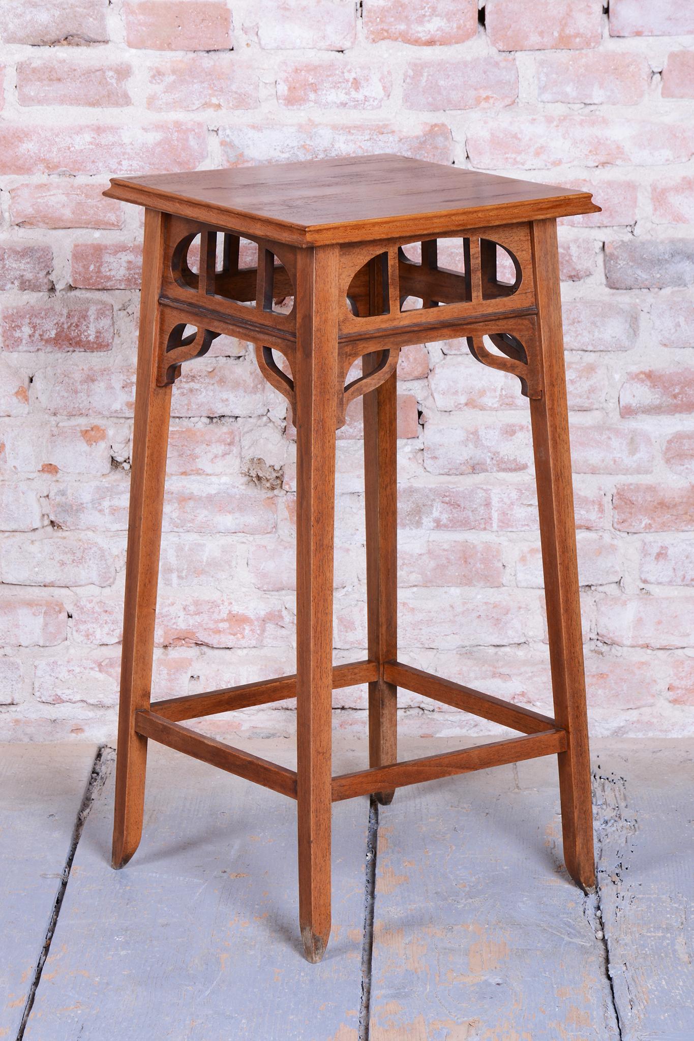 Restaurierter Jugendstilsockel, Nussbaum, wiederhergestelltes polnisches, tschechisches, 1900er (Tschechisch) im Angebot