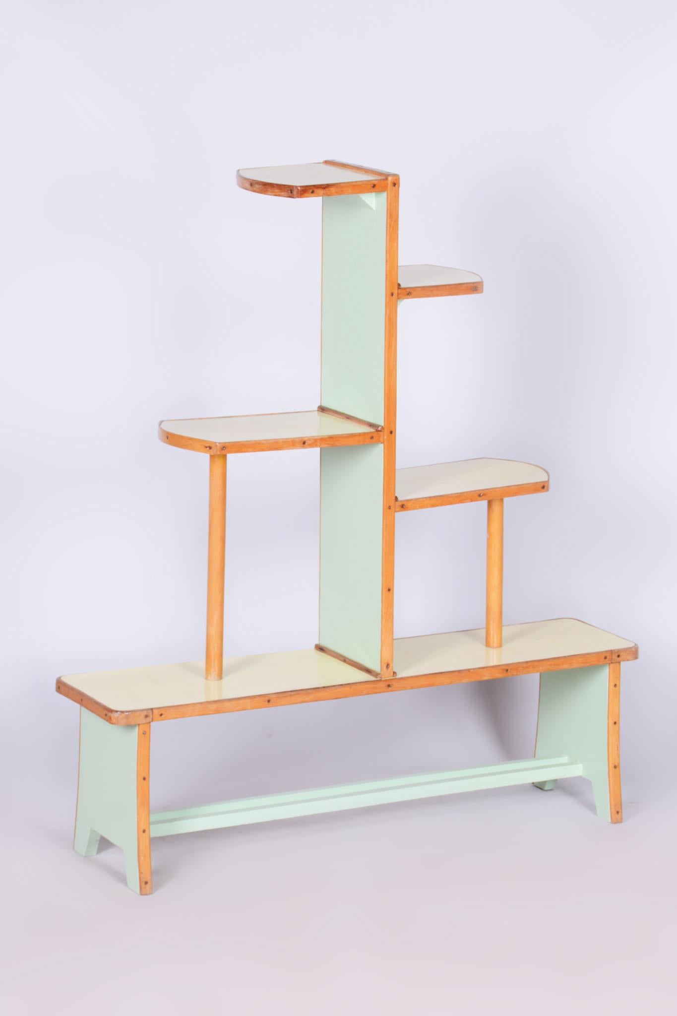 Diese elegante Art-Déco-Etagere stammt aus der Tschechoslowakei aus den 1930er Jahren. Er ist aus lackierter Buchenholzplatte und Umakart gefertigt.

Die Etagere wurde einer sorgfältigen Restaurierung unterzogen, bei der sie gereinigt und der