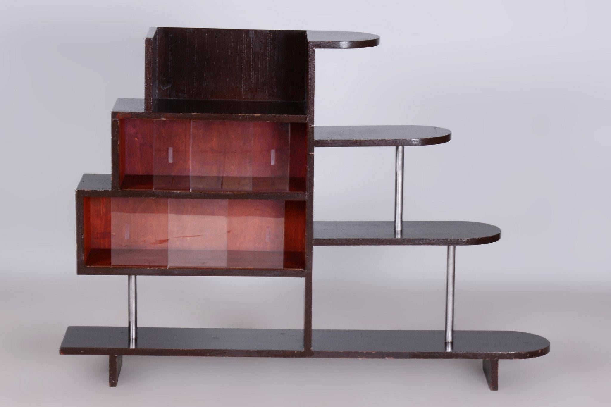 Die Art-Deco-Etagere aus den 1930er Jahren wurde in der Tschechoslowakei hergestellt. Seine Konstruktion besteht aus Massivholz mit Eichenfurnier und weist nach der vollständigen Restaurierung eine erstklassige Stabilität auf. Das Finish besteht aus