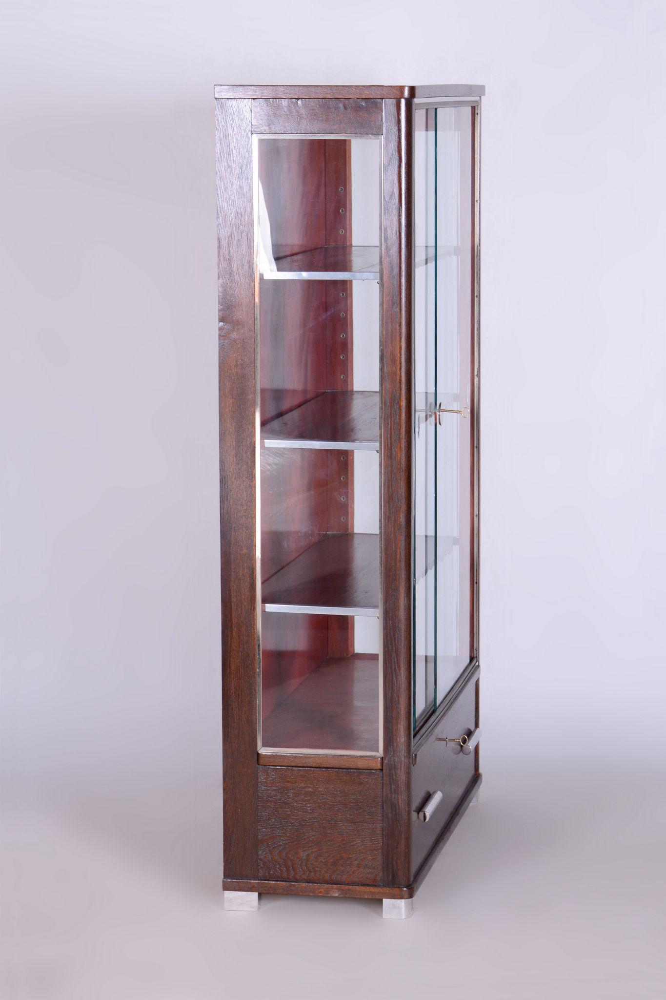 Mid-20th Century Restored ArtDeco Oak Display Cabinet, Jindrich Halabala, Czechia, 1930s For Sale