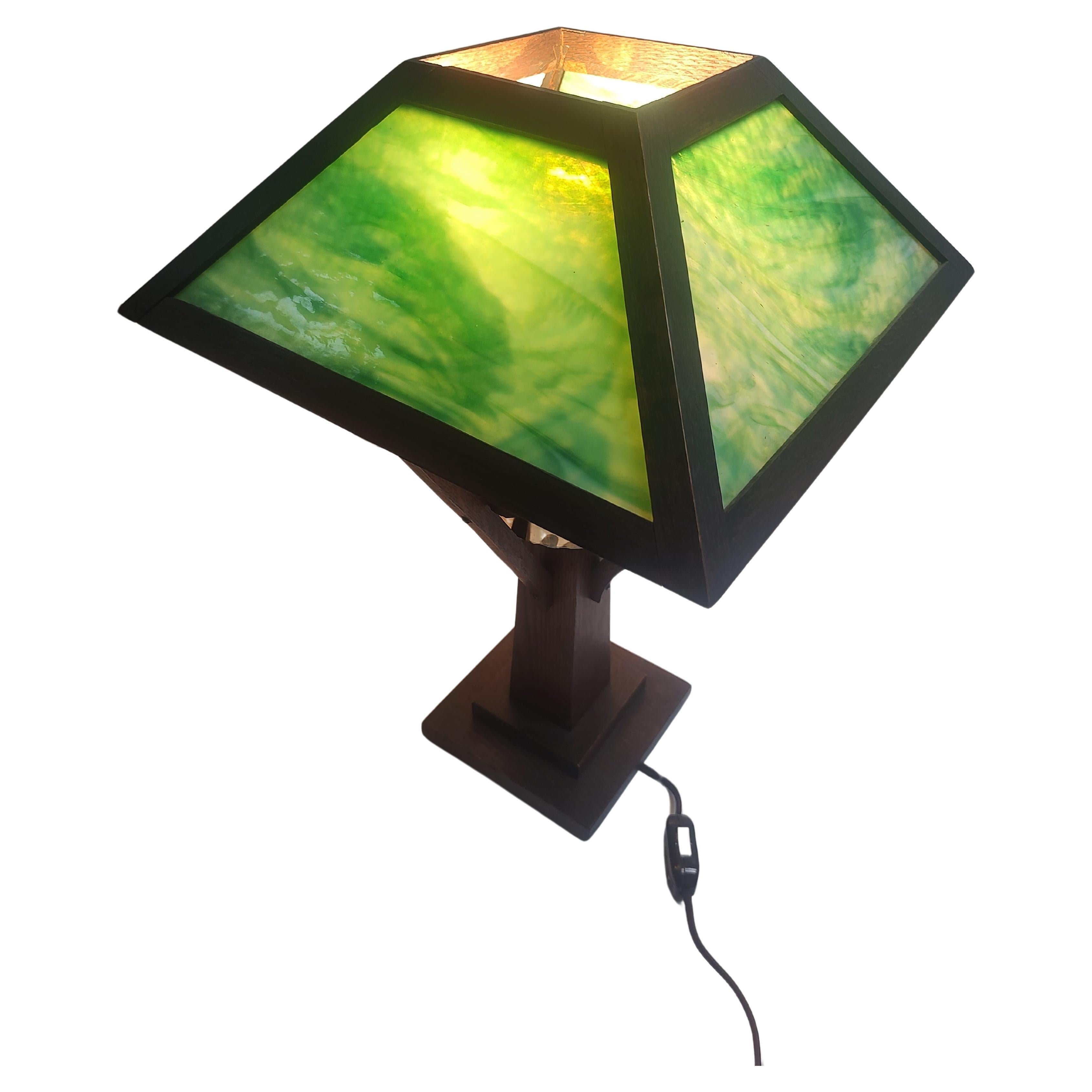 Américain Mission Arts & Crafts Lampe de table en Oak Oak avec verre de scories vertes Fin du 19ème siècle  en vente