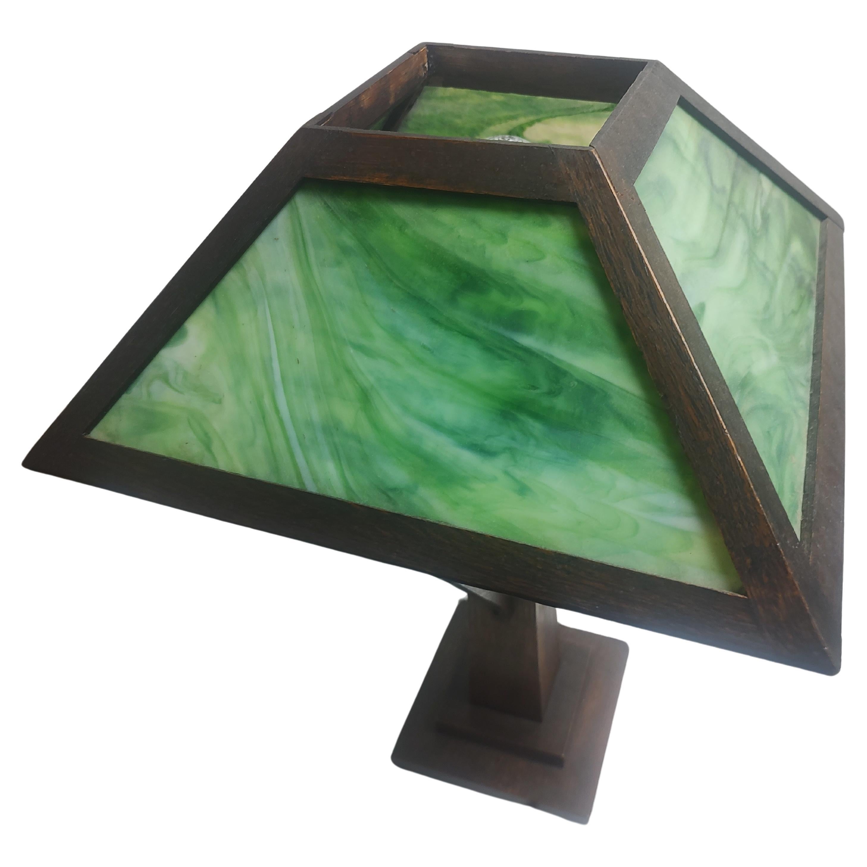 Arts & Crafts Lámpara de mesa Mission de roble con cristal de escoria verde Finales del siglo XIX  Hecho a mano en venta