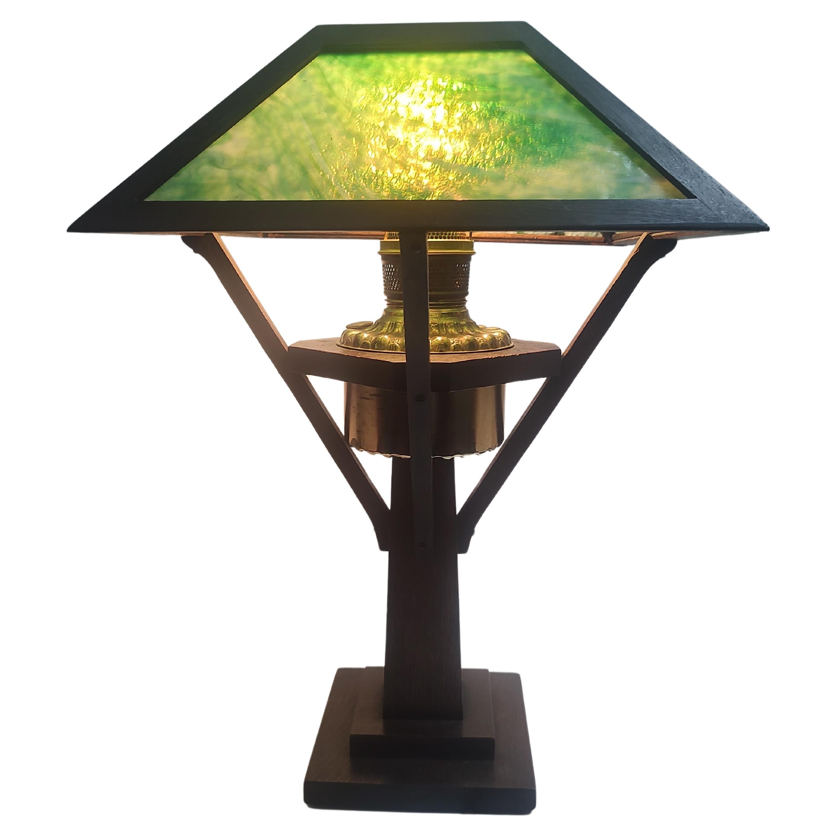 Laiton Mission Arts & Crafts Lampe de table en Oak Oak avec verre de scories vertes Fin du 19ème siècle  en vente