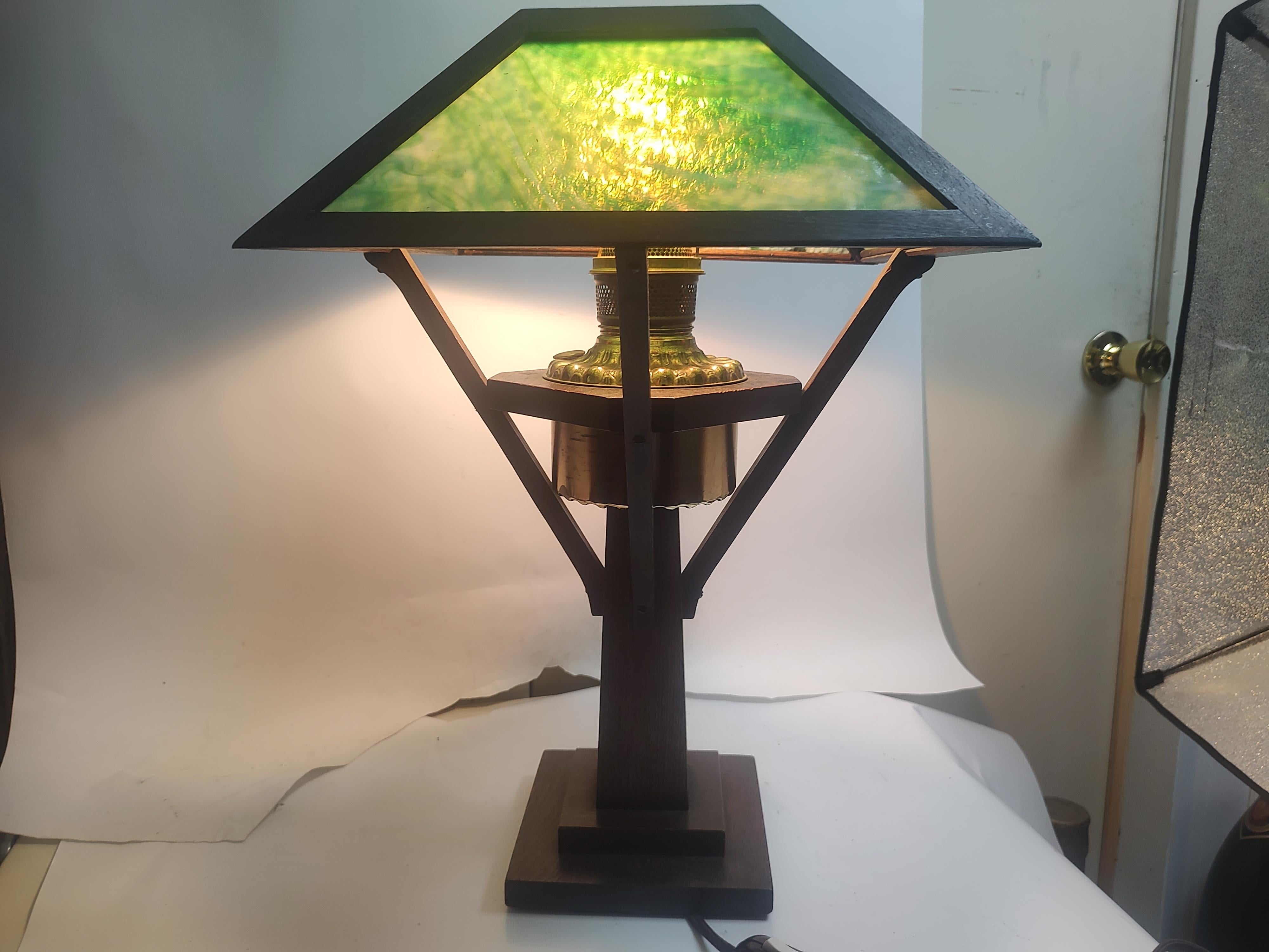 Arts and Crafts Mission Eichenholz-Tischlampe mit grünem Laubglas aus dem späten 19. Jahrhundert  im Angebot 2