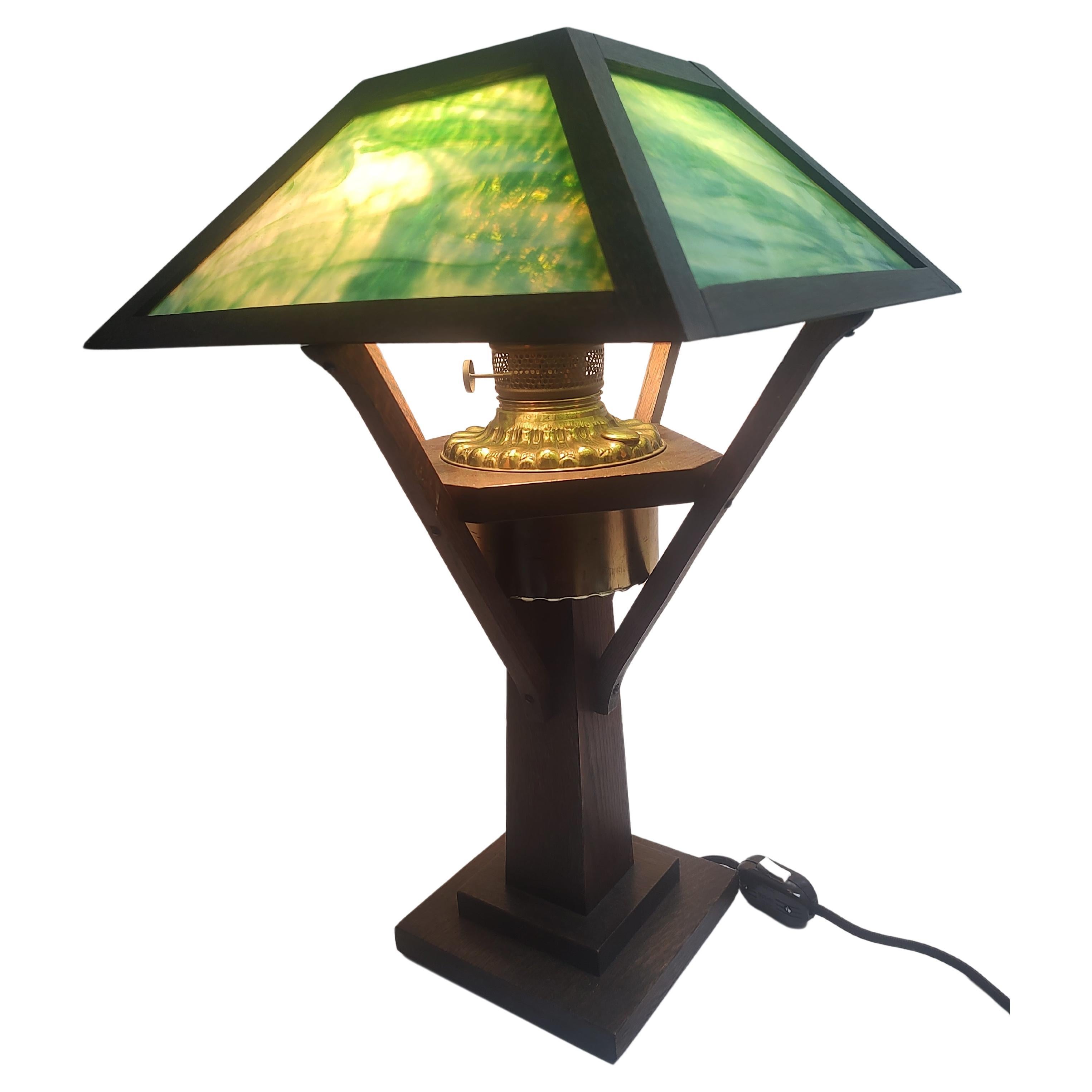 Mission Arts & Crafts Lampe de table en Oak Oak avec verre de scories vertes Fin du 19ème siècle  en vente