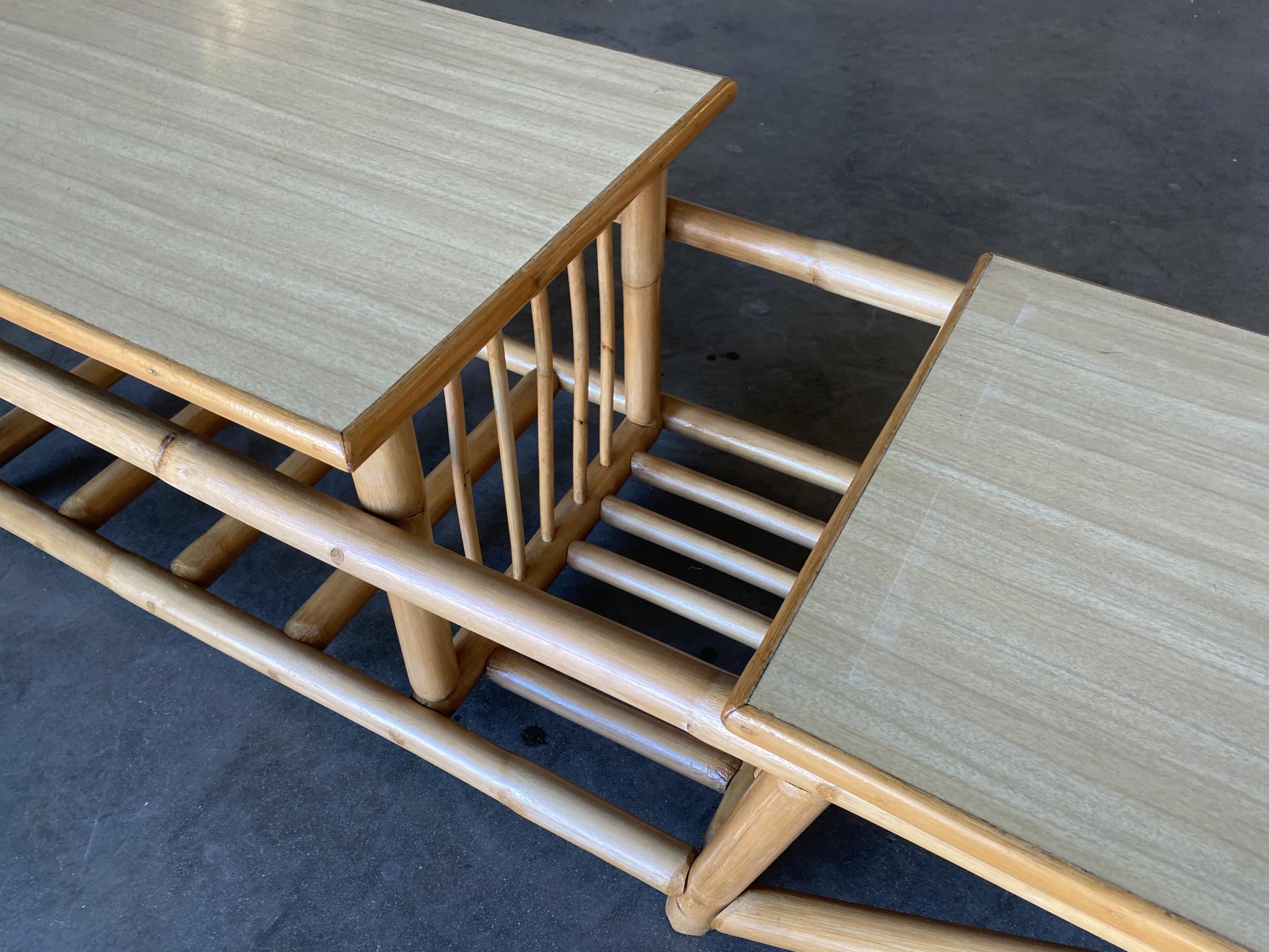 Table basse en rotin asymétrique à deux niveaux restaurée avec base architecturale en vente 1