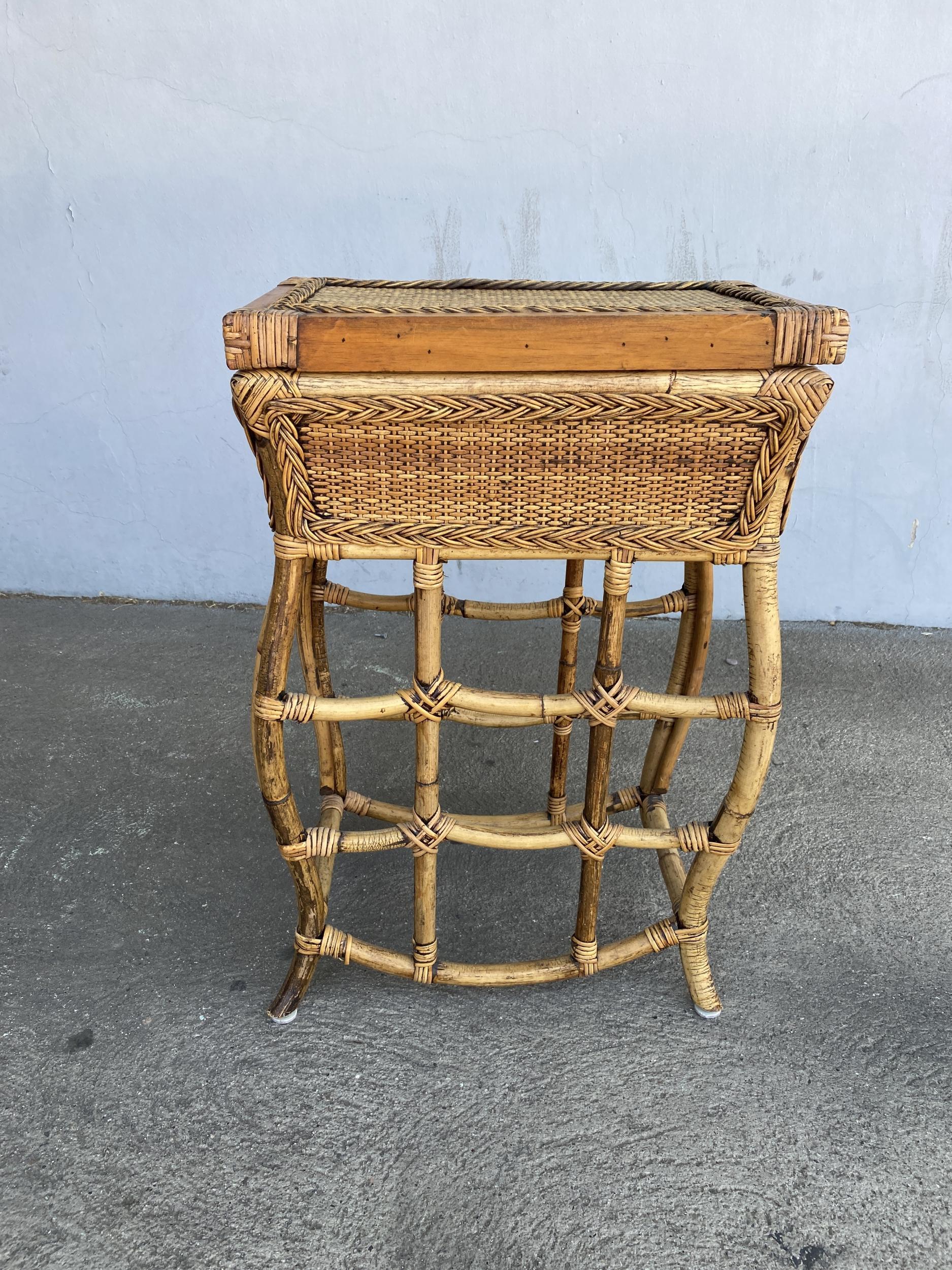 Mid-Century era rattan side table drink Stand featuring a bent structure suspending two floating mahogany table tops. Comes with u-shape top which doubles as a tabletop.

Designed in the manner of Paul Frankl.


Restored to new for you.

All