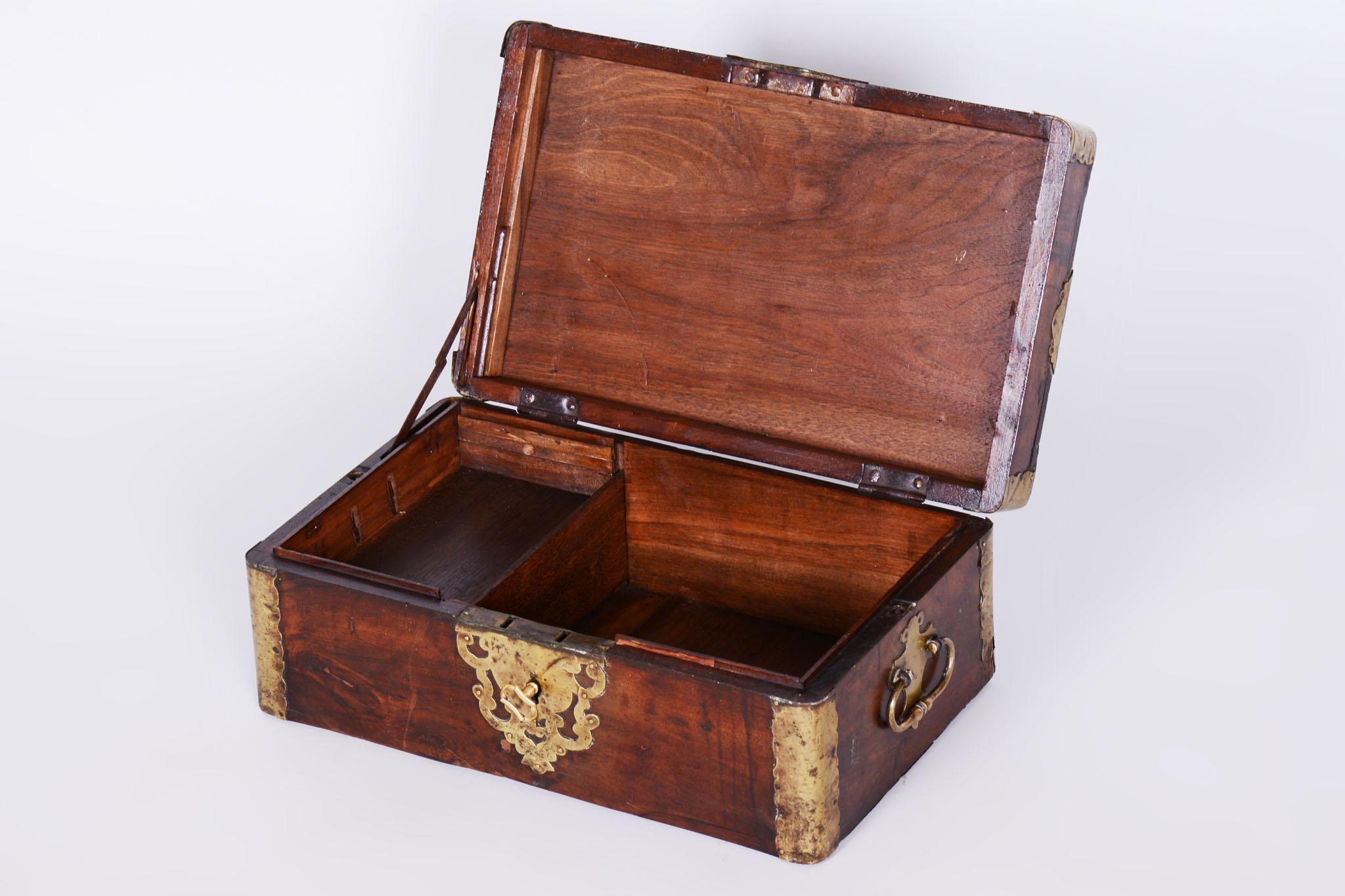 Restaurierte Barocktruhe, Nussbaum, Messing, neu restauriert, polnisch, tschechisch, 1830er Jahre (Holz) im Angebot