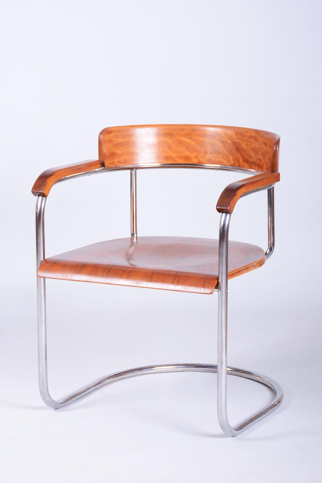 Dieser elegante Bauhaus-Sessel stammt aus der Tschechoslowakei aus den 1930er Jahren und wurde von dem bekannten Designer Hynek Gottwald hergestellt.

Der Sessel ist aus verchromtem Stahlrohr gefertigt, das professionell gereinigt wurde, um seinen