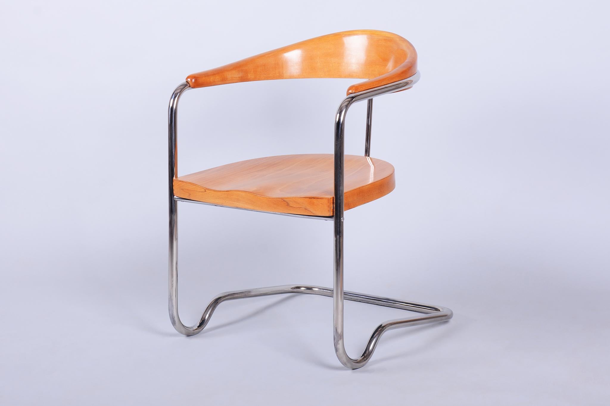 Dieser elegante Bauhaus-Sessel stammt aus der Tschechoslowakei aus den 1930er Jahren und ist ein Werk des Architekten Ladislav Žák. Der Stuhl zeichnet sich durch sein minimalistisches Design und seine klaren, funktionalen Linien aus, die typisch für