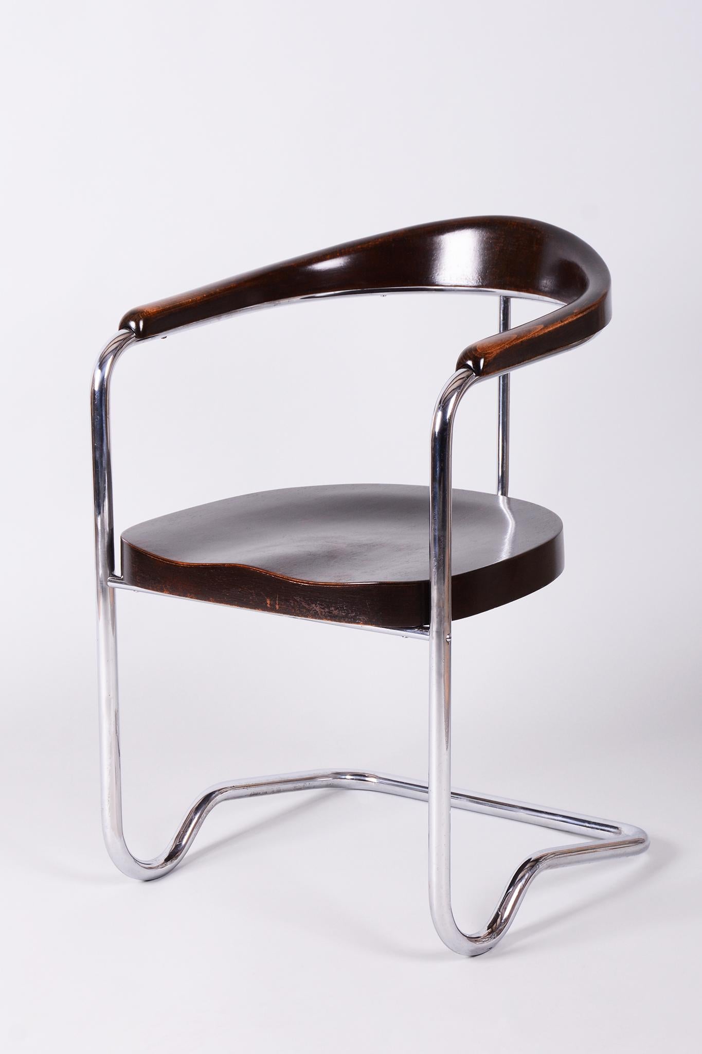 This rare Bauhaus armchair is an exceptional piece by architect Ladislav Žák, characterized by the typical S-shaped curve that was distinctive of his designs and is clearly visible on this piece.

The frame of the chair is made of tubular