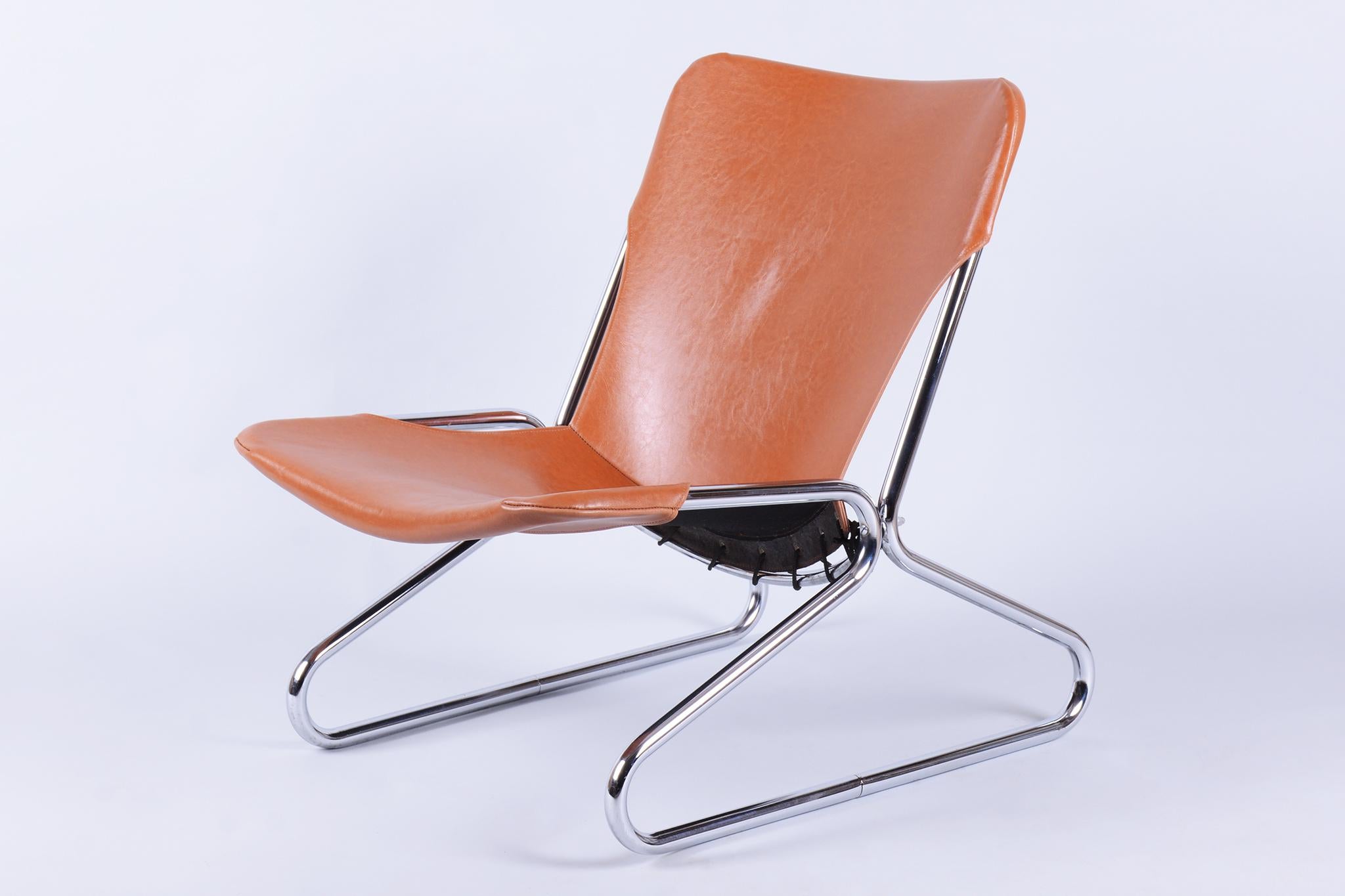 Dieser elegante Sessel stellt eine faszinierende Verschmelzung des Bauhaus-Stils mit der Ästhetik des Mid-Century-Designs dar, denn er wurde in den 1970er Jahren in Deutschland von dem renommierten Hersteller Lusch & Co West gefertigt. Dies sorgt