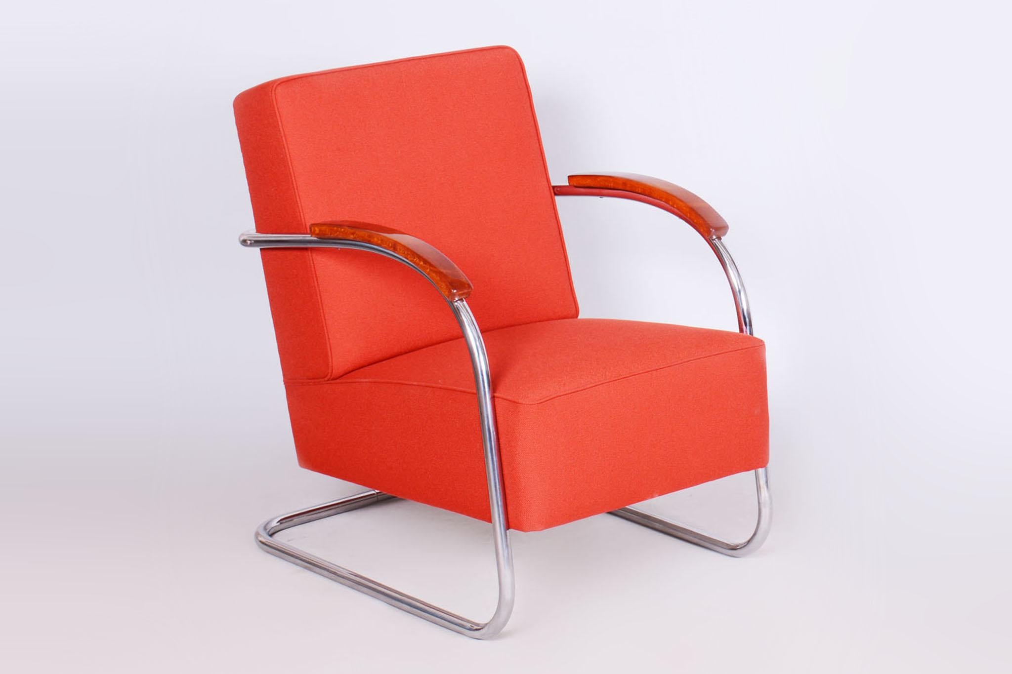 Ce fauteuil emblématique du Bauhaus avec une structure tubulaire en forme de D (également connu sous le nom de fauteuil en forme de D) provient du début du 20e siècle et représente un chef-d'œuvre du design fonctionnaliste. Sa construction en acier
