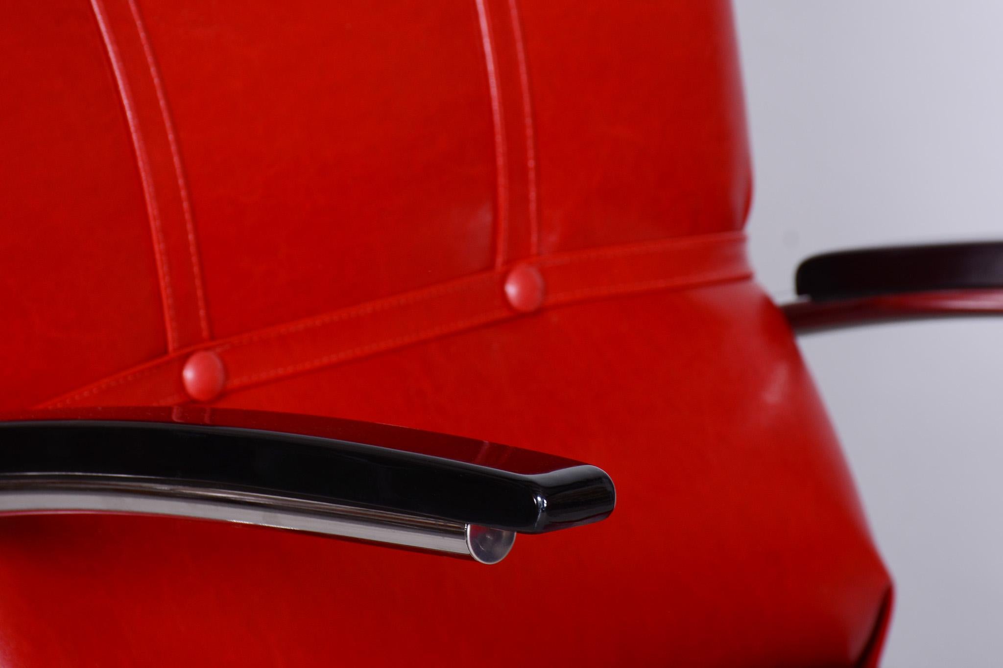 Restored Bauhaus Armchair, by Vichr a Spol., Chrome, Leather, Germany, 1930s For Sale 1