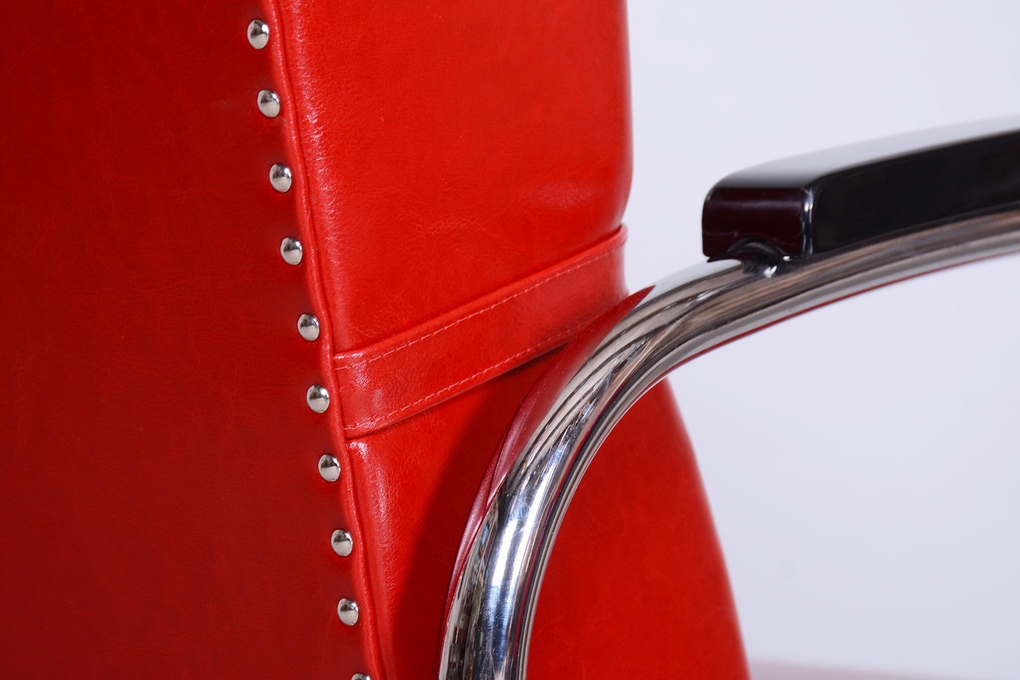 Restored Bauhaus Armchair, by Vichr a Spol., Chrome, Leather, Germany, 1930s For Sale 4
