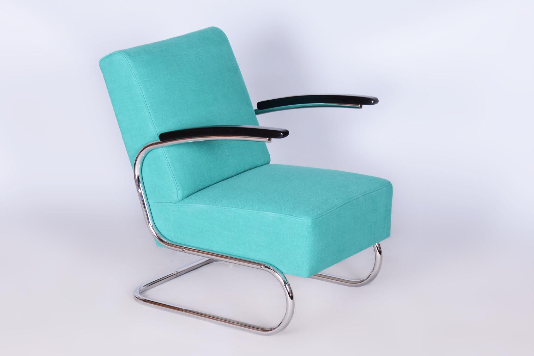 Ce fauteuil emblématique du Bauhaus provient de Tchécoslovaquie et date de la première moitié du XXe siècle. Il a été fabriqué par Mücke-Melder et porte le numéro de catalogue Fn24. Le fauteuil est doté d'une structure tubulaire en acier chromé et