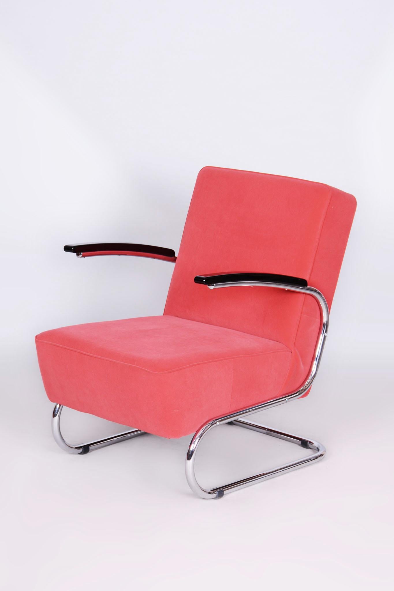 Chair model Fn24

This iconic Bauhaus armchair comes from Czechoslovakia from the first half of the 20th century. It was manufactured by Mücke-Melder and bears the catalog number Fn24. The armchair features a tubular chrome steel frame and is
