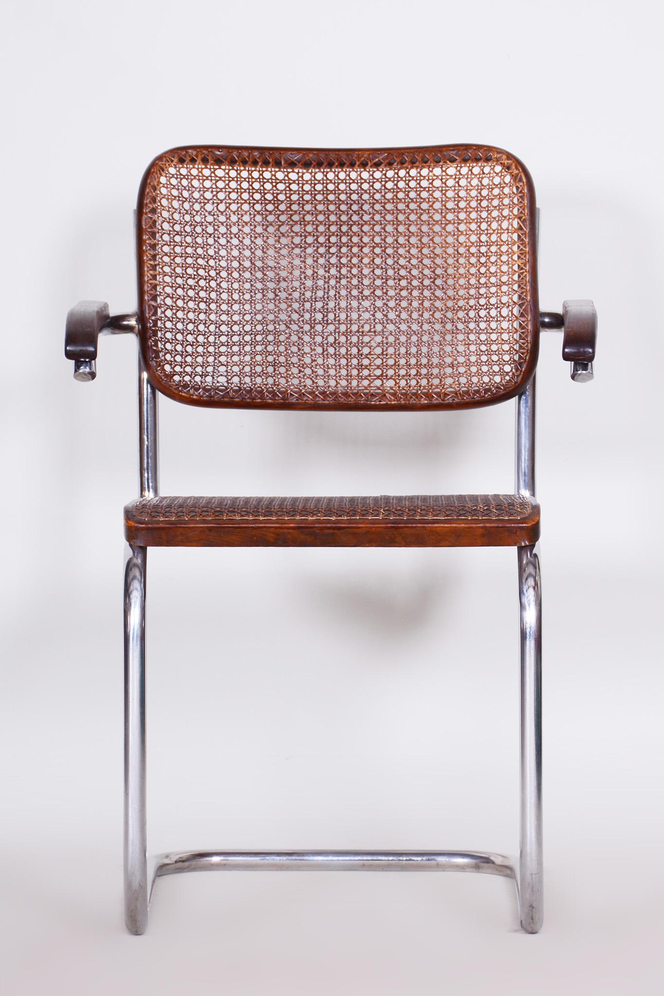 Restaurierter brauner Bauhaus-Sessel. 

Zeitraum: 1930-1939
Designer: Marcel Breuer
Hersteller: Thonet
Quelle: Deutschland
MATERIAL: Buche, verchromter Stahl, Rattansaiten.
   