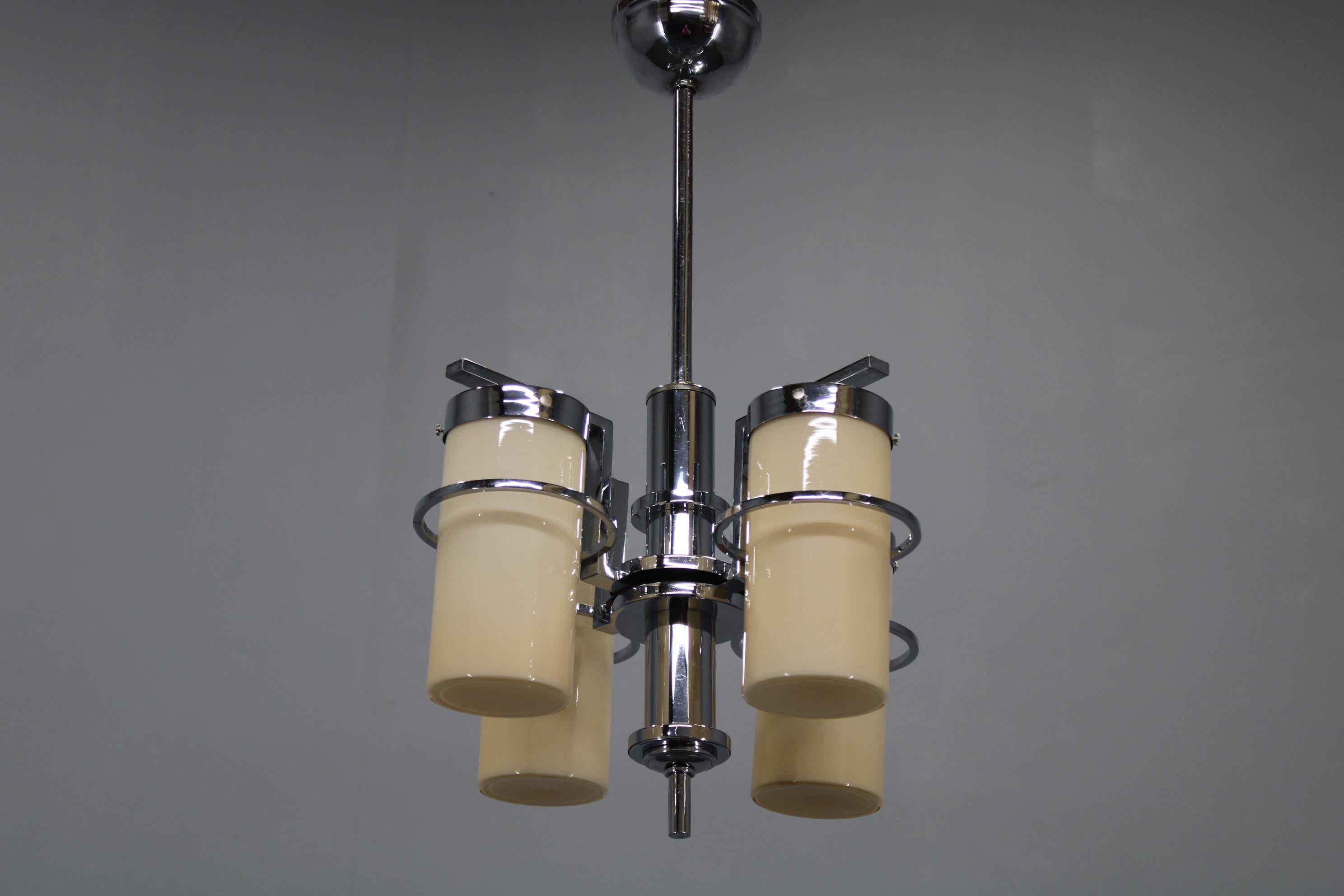 Araña restaurada Bauhaus/Art Decó de cromo y cristal, Checoslovaquia, años 30 mediados del siglo XX en venta