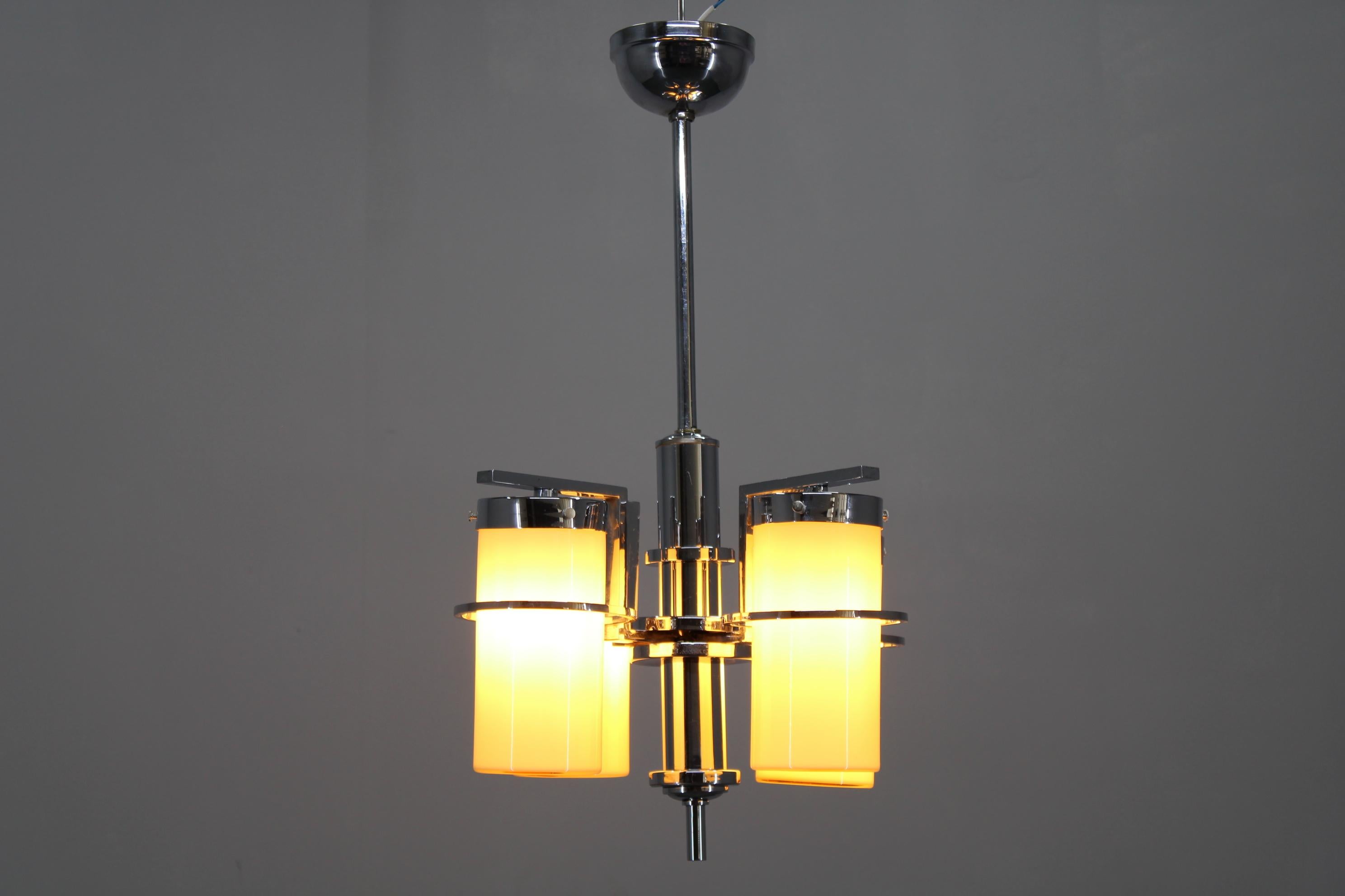 Araña restaurada Bauhaus/Art Decó de cromo y cristal, Checoslovaquia, años 30 Vidrio en venta