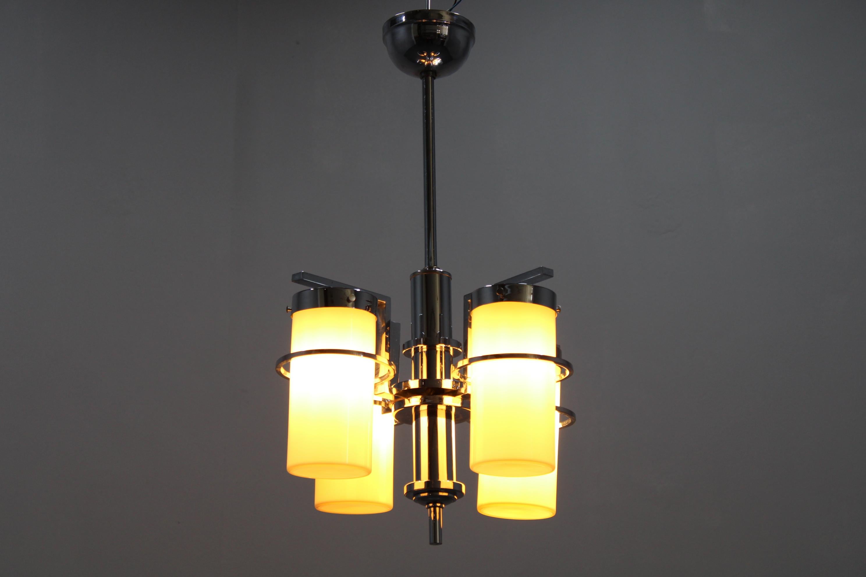 Araña restaurada Bauhaus/Art Decó de cromo y cristal, Checoslovaquia, años 30 en venta 2