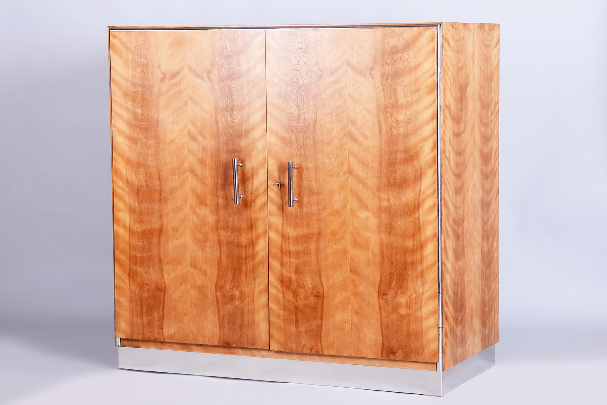 Dieser einzigartige Schubladenschrank (Kommode) im Bauhaus-Stil stammt aus der Tschechoslowakei aus den 1930er Jahren und ist ein Meisterwerk, das dem Architekten Hermann John Hagemann für den renommierten Hersteller Mücke Melder - Fryštát