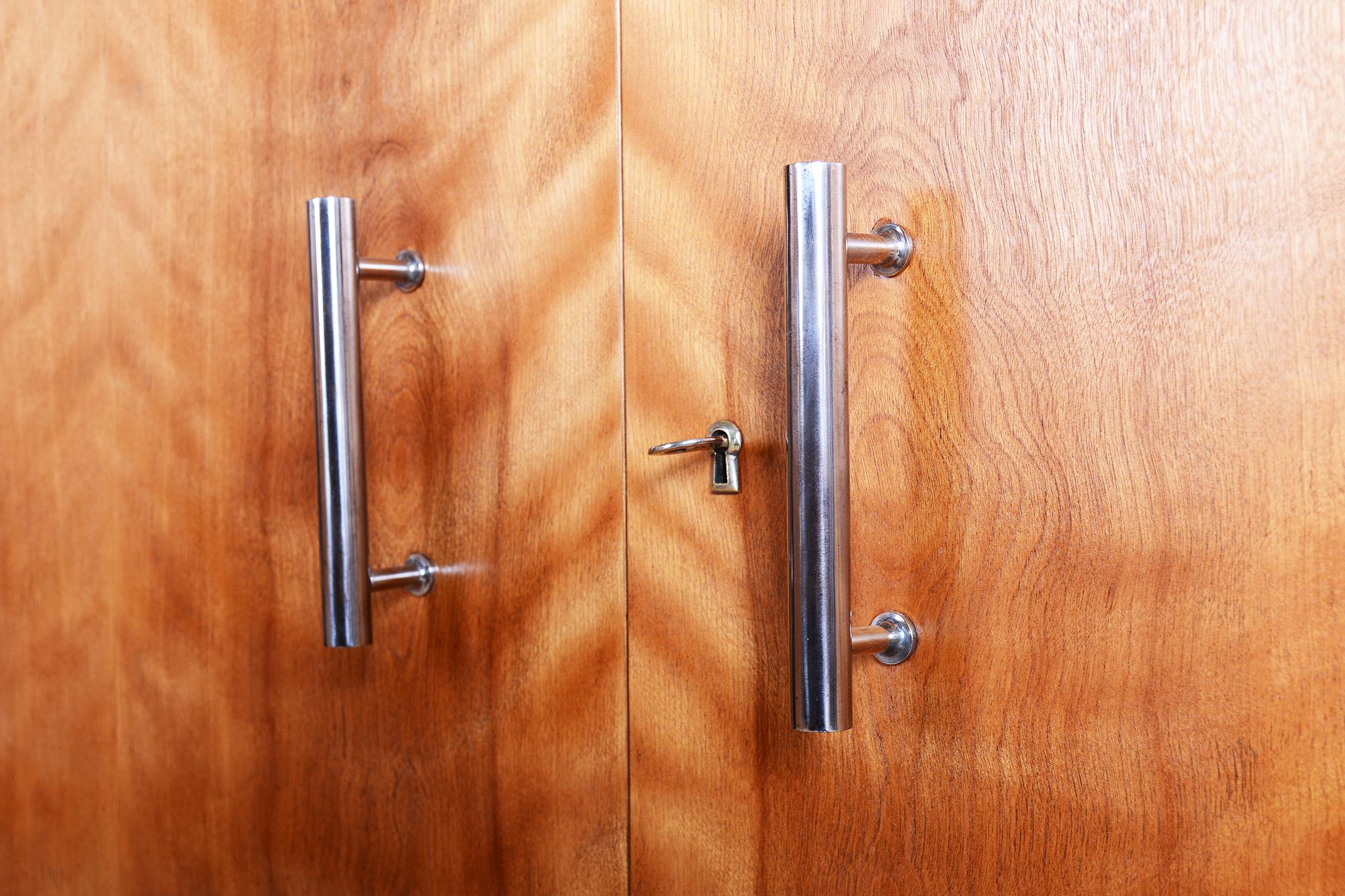 Restaurierter Bauhaus-Schrank, von H.J.Hagemann, Mücke-Melder, Tschechien, 1930er Jahre (Mitte des 20. Jahrhunderts) im Angebot