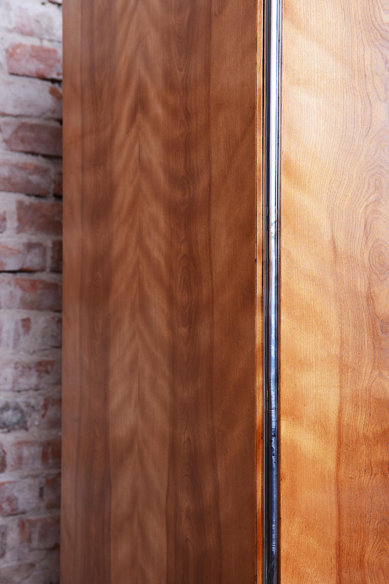 Restaurierter Bauhaus-Schrank, von H.J.Hagemann, Mücke-Melder, Tschechien, 1930er Jahre im Angebot 1