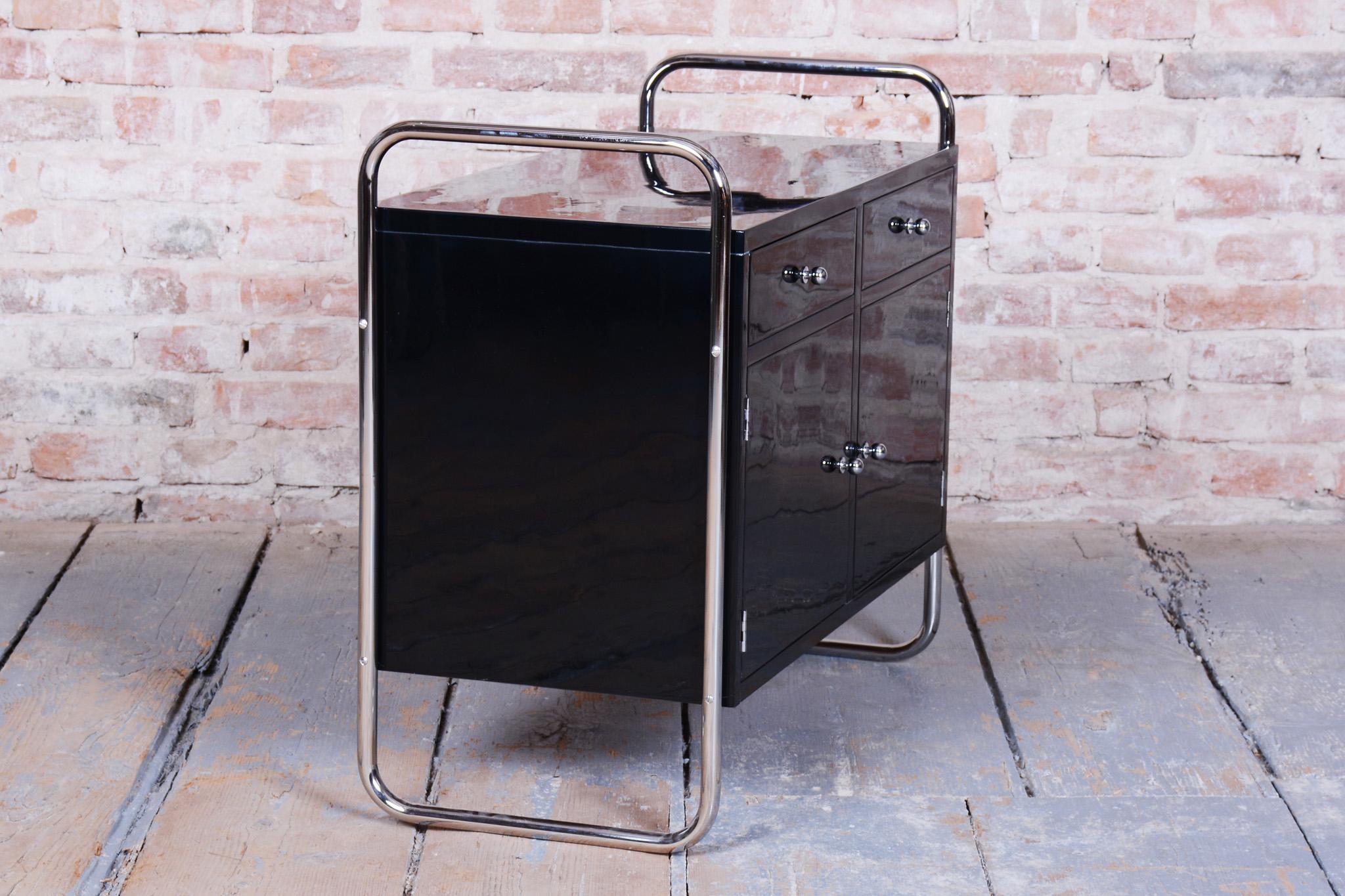 Cabinet Bauhaus restauré, par Robert Steele, acier chromé, République tchèque, années 1930 en vente 7