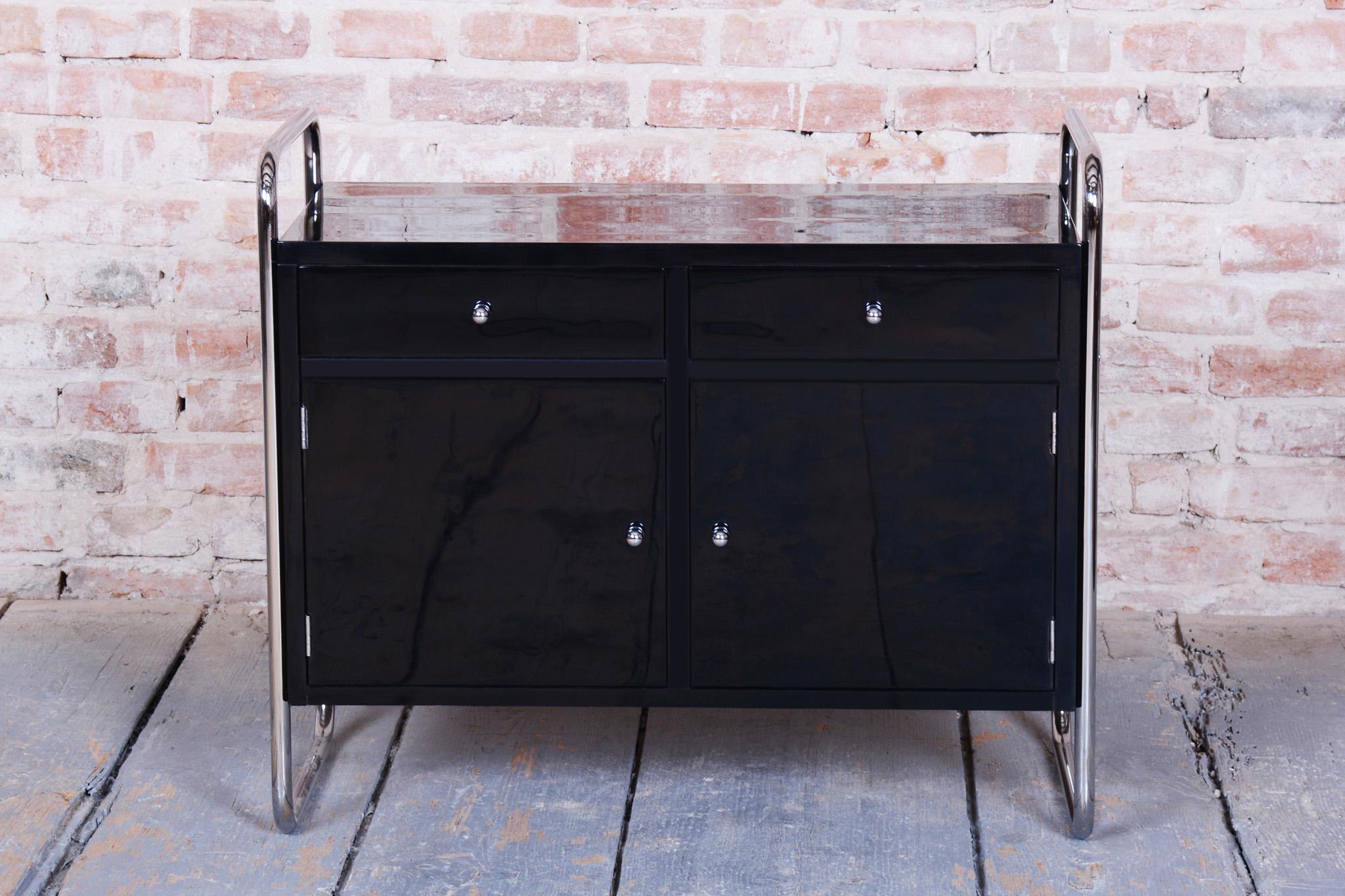 Tchèque Cabinet Bauhaus restauré, par Robert Steele, acier chromé, République tchèque, années 1930 en vente