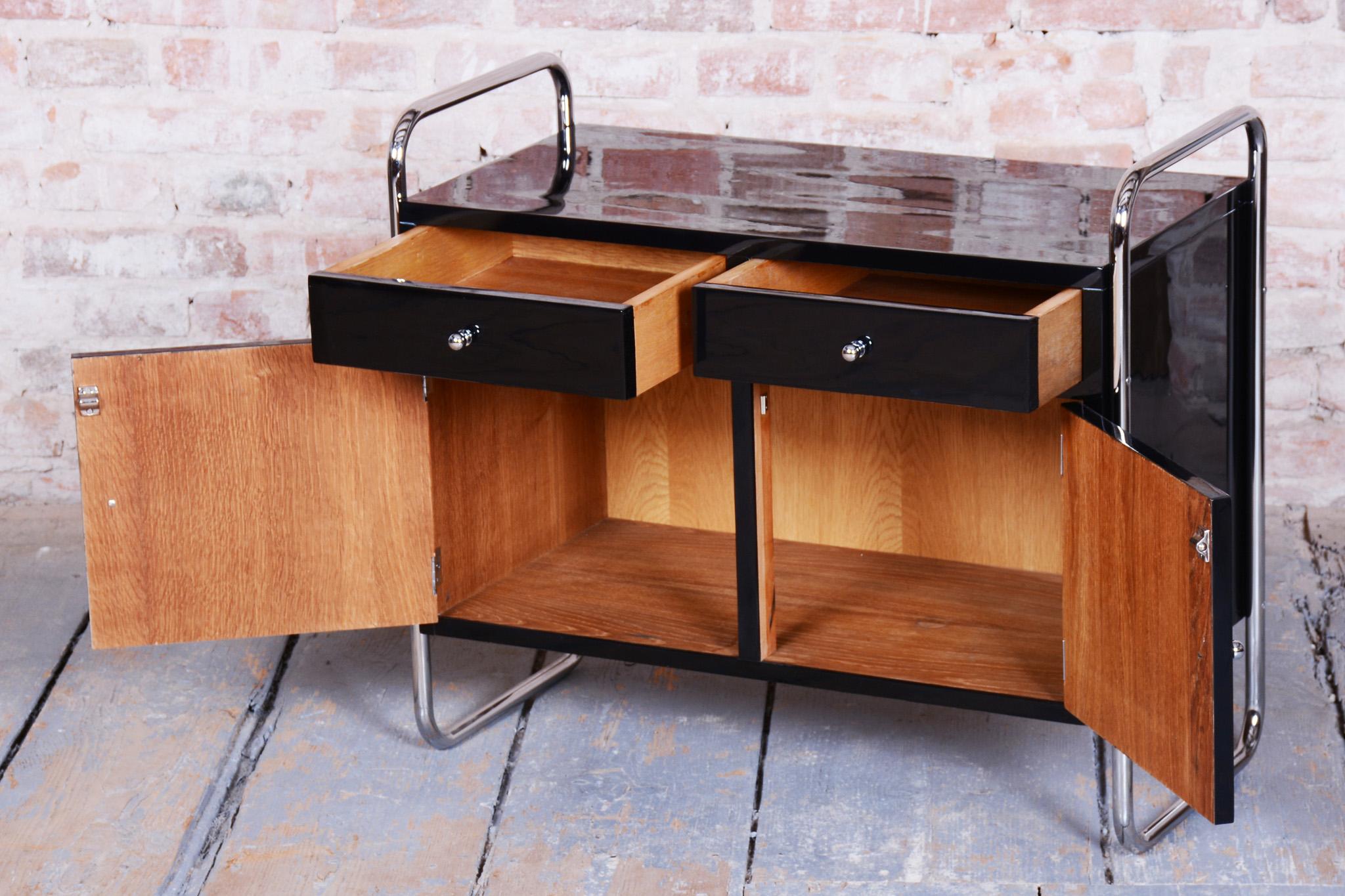 20ième siècle Cabinet Bauhaus restauré, par Robert Steele, acier chromé, République tchèque, années 1930 en vente