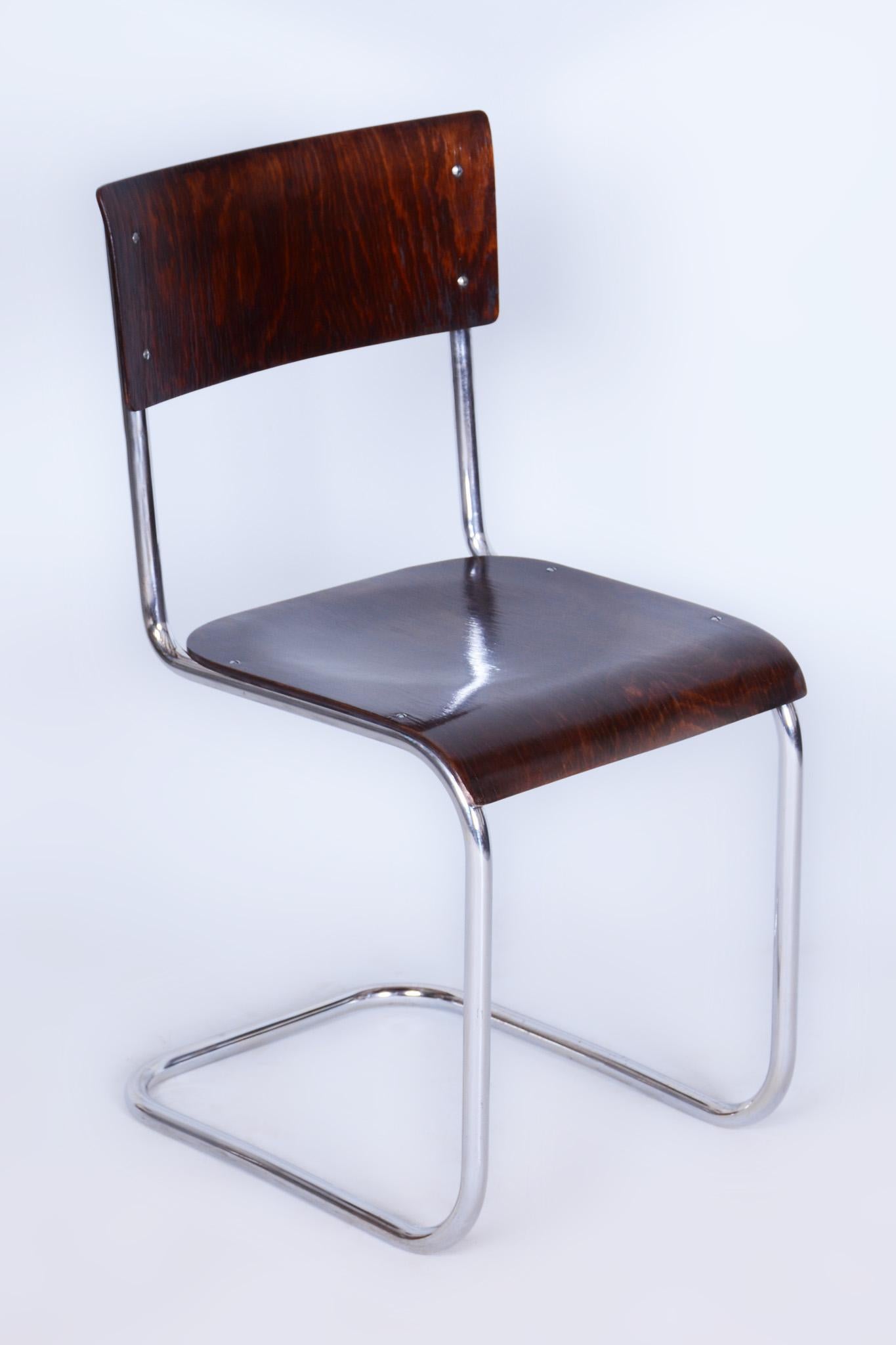 Cette chaise emblématique du Bauhaus provient de Tchécoslovaquie et date de la première moitié du XXe siècle. Il a été conçu par le célèbre architecte et designer Mart Stam et fabriqué par Slezákovy závody. La chaise est dotée d'une structure
