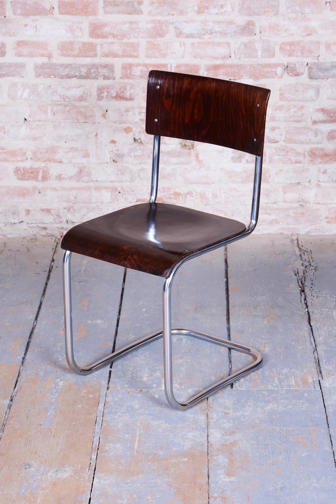 Tchèque Chaise Bauhaus restaurée de Mart Stam pour R. Slezak, en hêtre, chrome, tchèque, années 1920 en vente