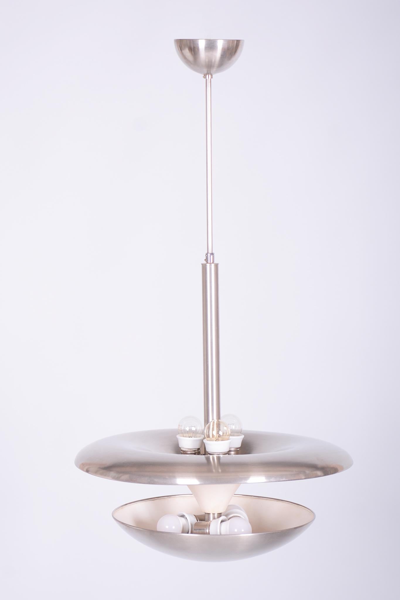 Te presentamos la elegante lámpara de techo Giso de Gispen Rotterdam, una pieza icónica del estilo Streamline de los años 30. El diseño de la lámpara de araña es obra del equipo de diseño de la empresa Gispen de Holanda, lo que garantiza una