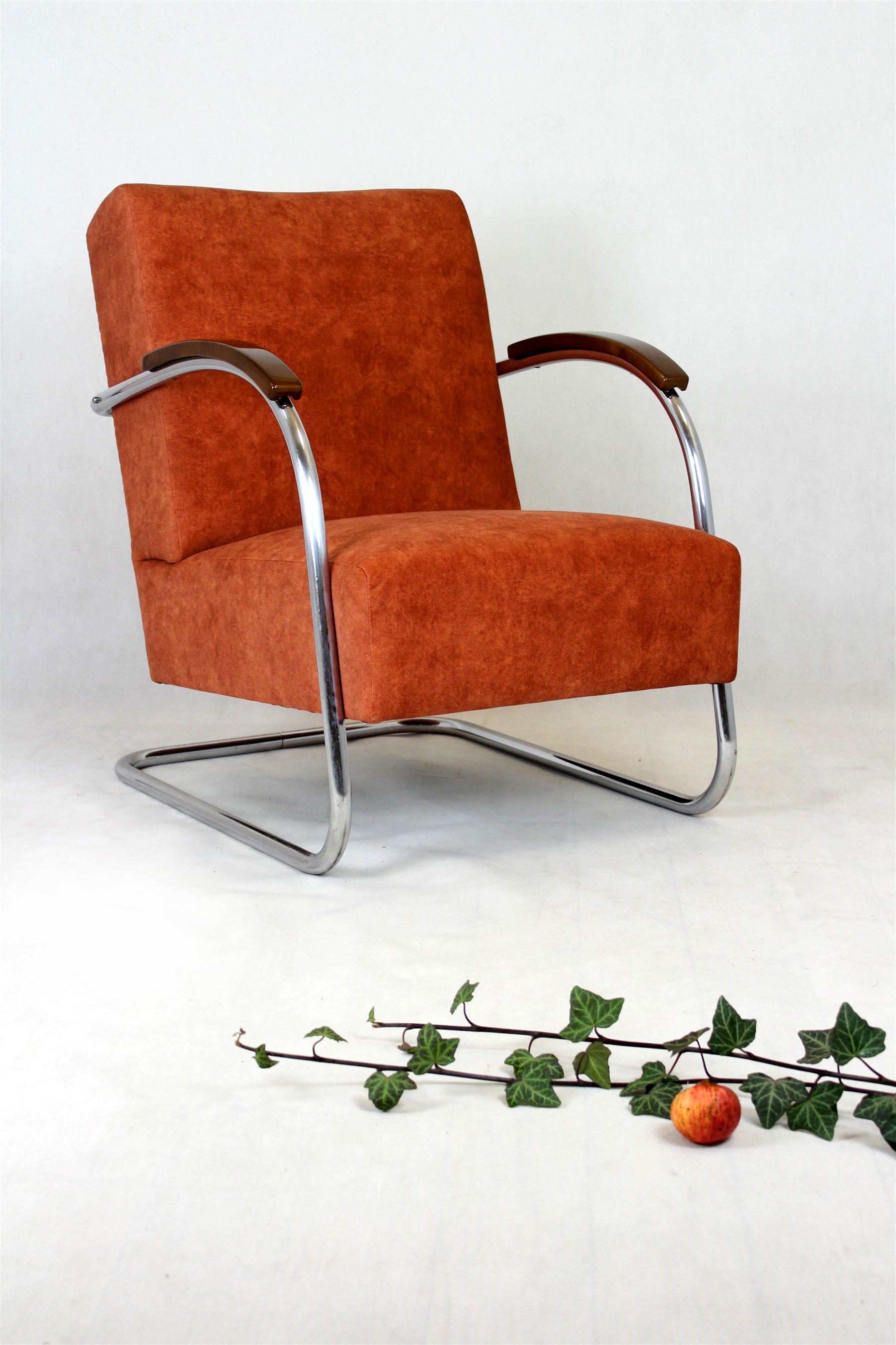 Fauteuil luge de style Bauhaus avec une structure en bois laqué et en acier tubulaire chromé.
Fabriqué par Mücke Melder en Tchécoslovaquie dans les années 1930/1940.
Le fauteuil est nouvellement tapissé, les boiseries ont été entièrement