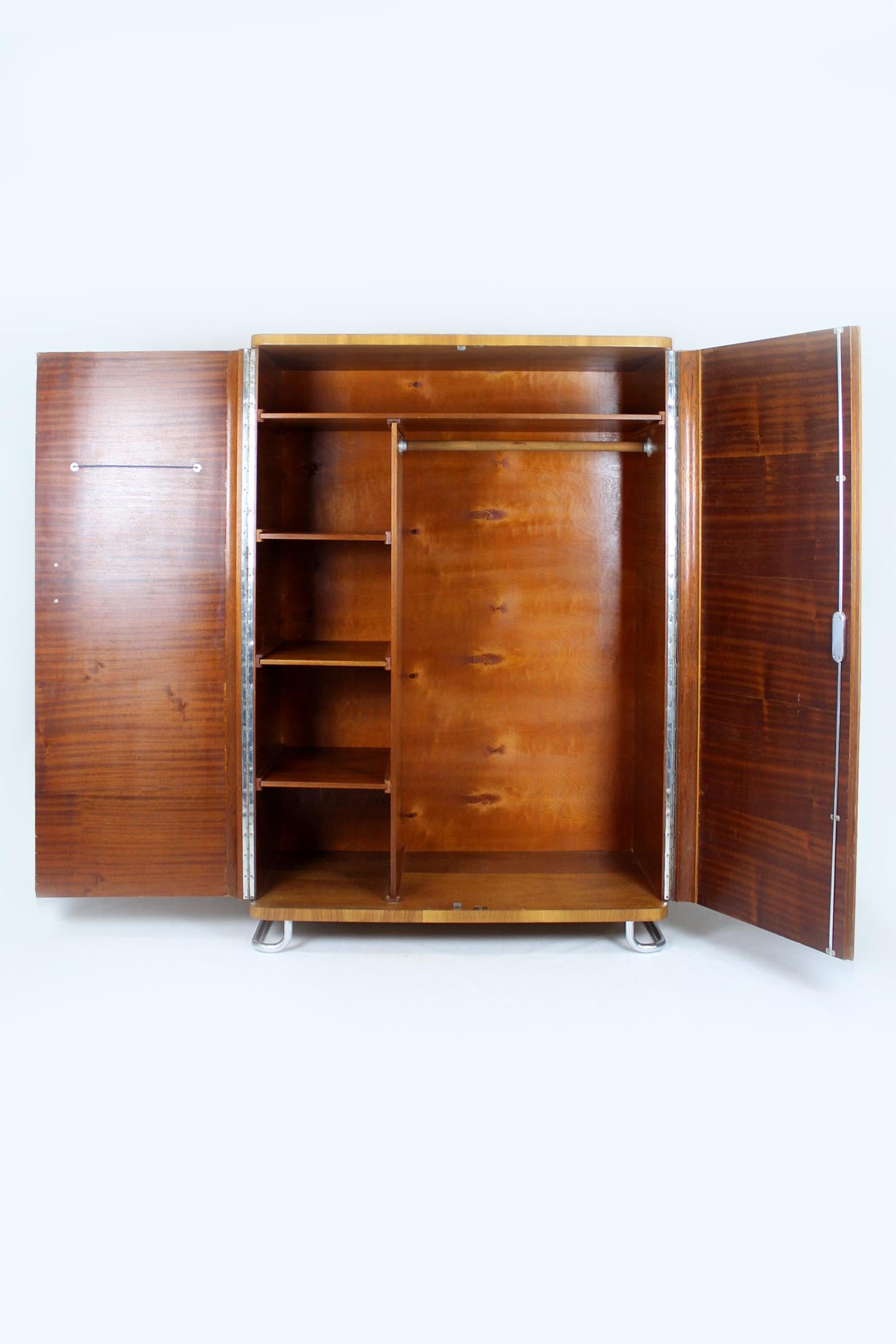 Restaurierter Bauhaus-Kleiderschrank aus verchromtem Stahlrohr von Hynek Gottwald, 1930er Jahre im Zustand „Hervorragend“ im Angebot in Żory, PL